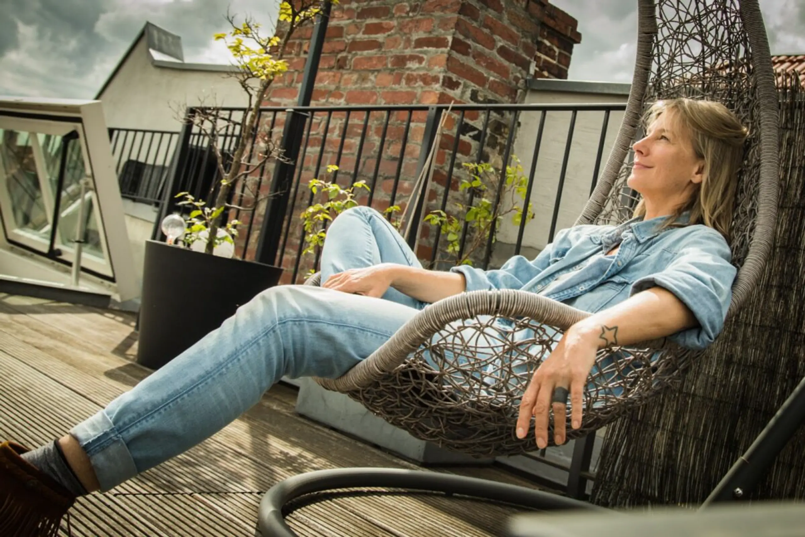 Auch zartes Schmunzeln oder Lächeln wirkt positiv auf unsere Stimmung