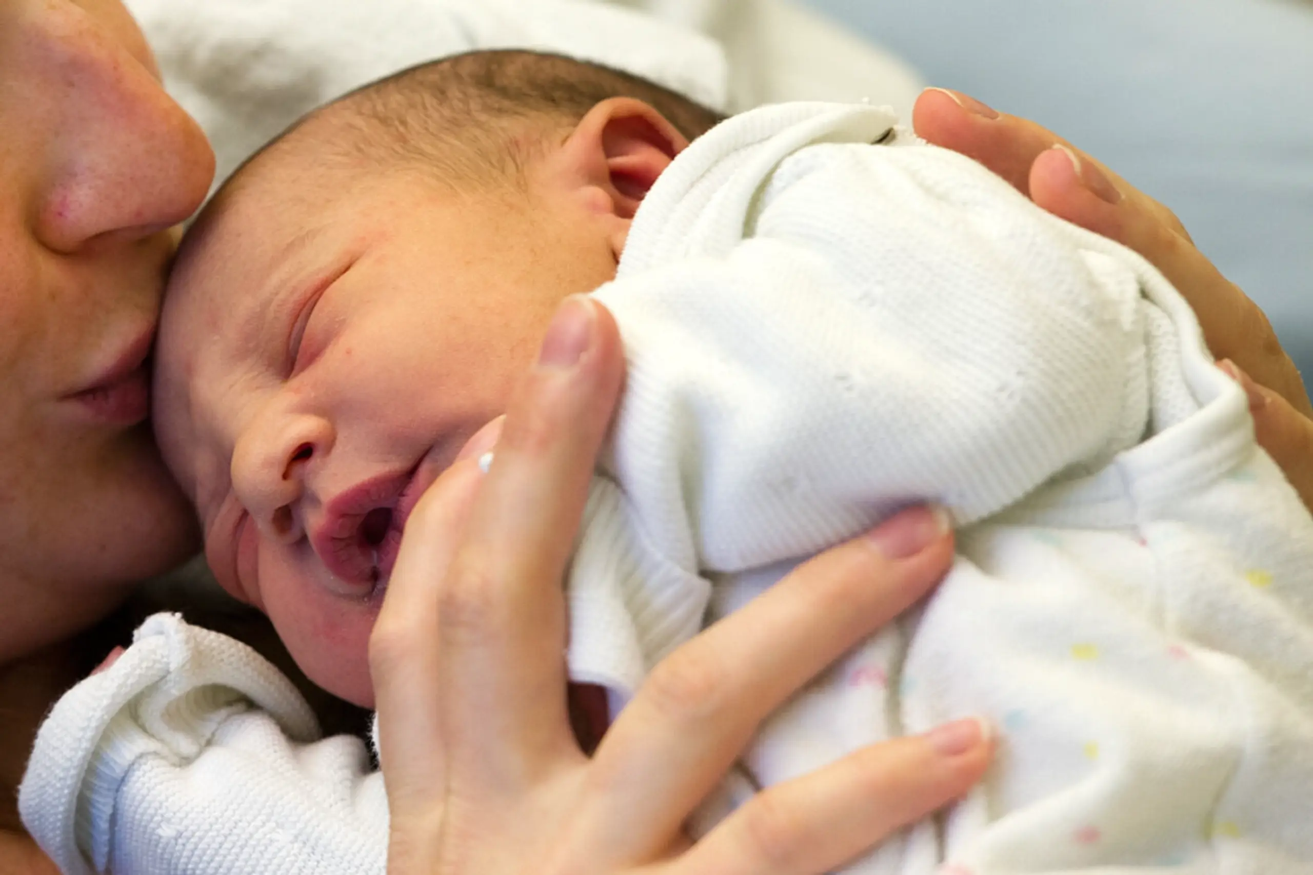 Babys brauchen körperliche Zuwendung