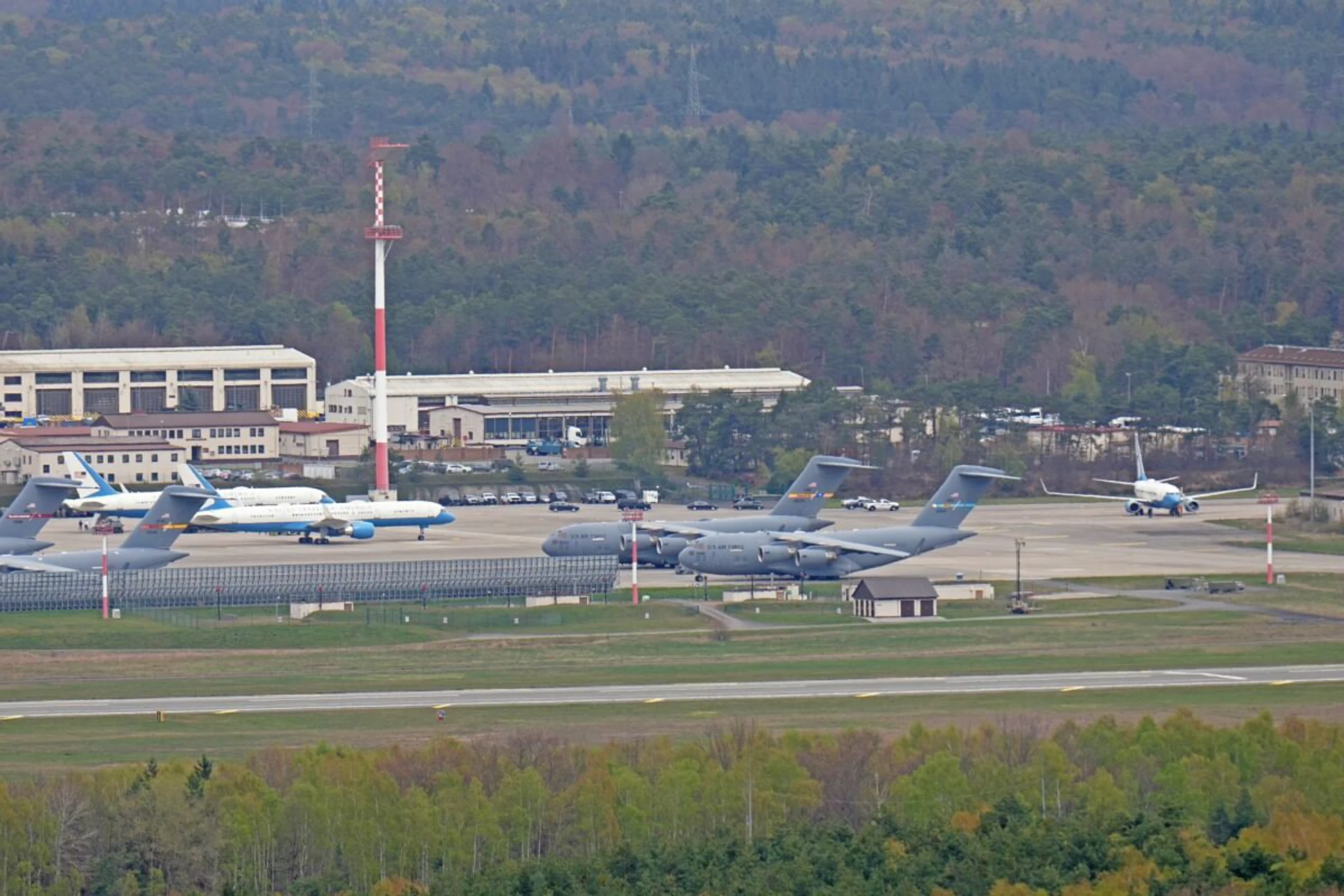 Drei amerikanische Boeing stehen am US-Stützpunkt Ramstein.