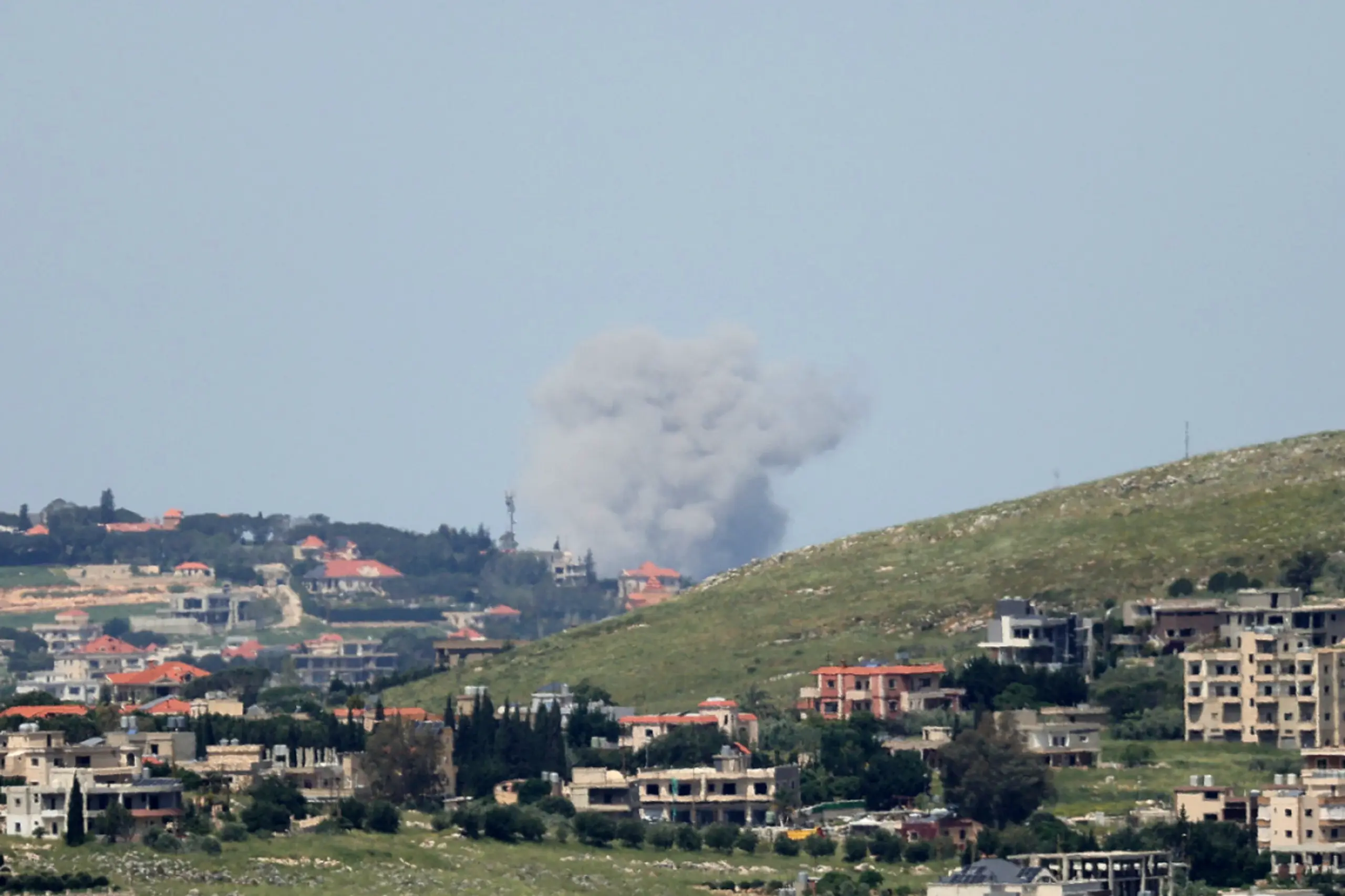 Rauch steigt auf nach israelischem Angriff im Süden des Libanon