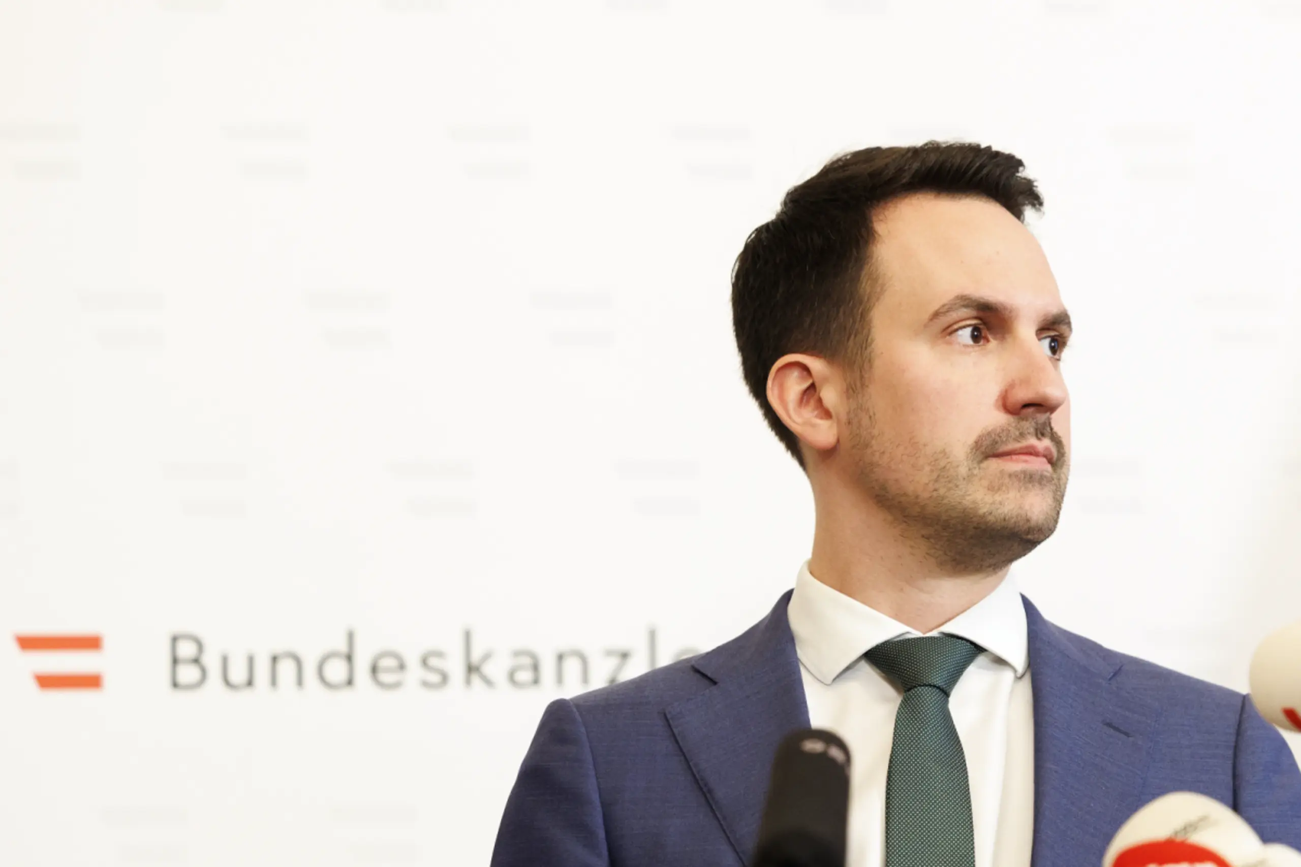 Wiederkehr bei einer Pressekonferenz Ende April