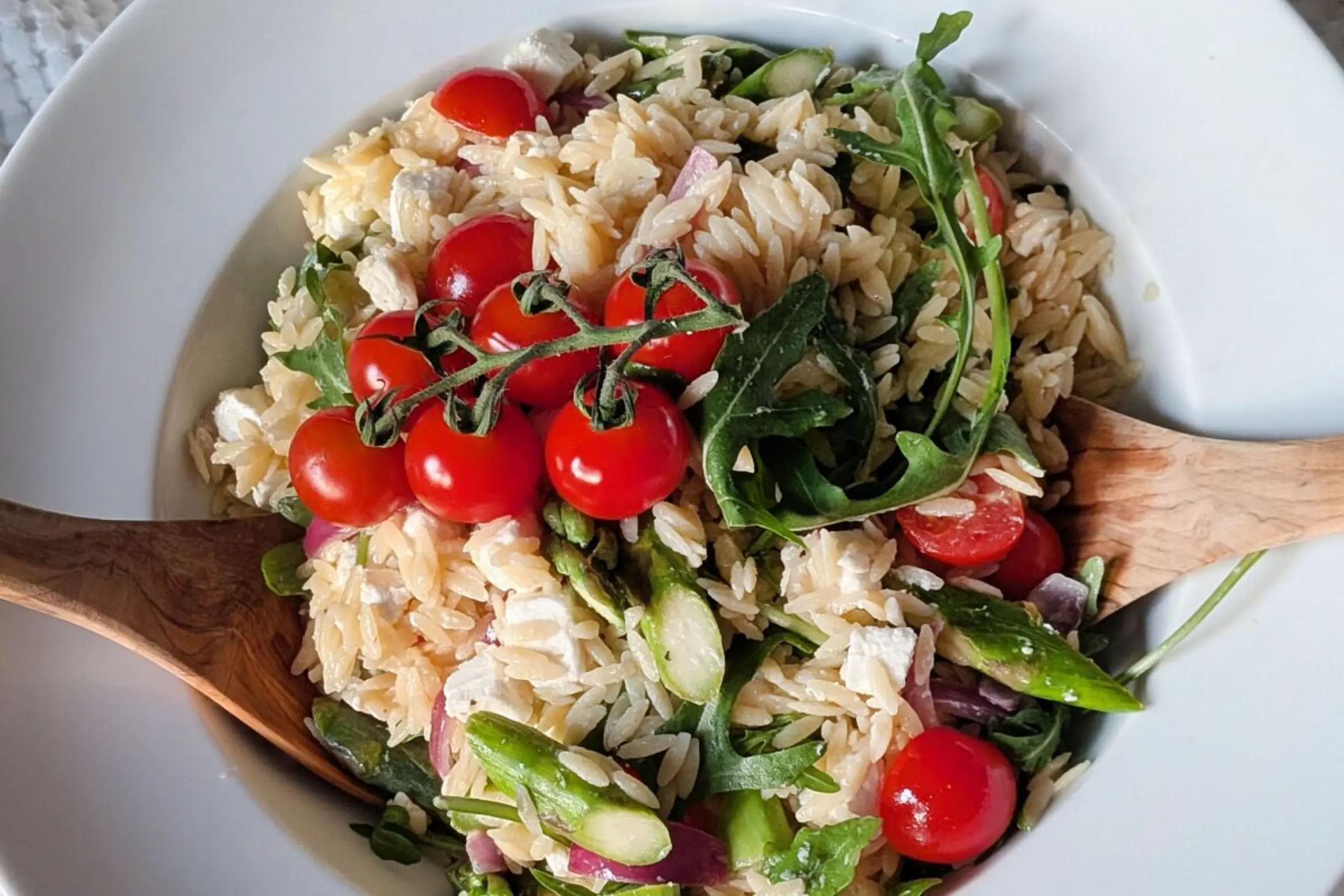 Wer will, kann den Salat mit gerösteten Pinienkernen toppen