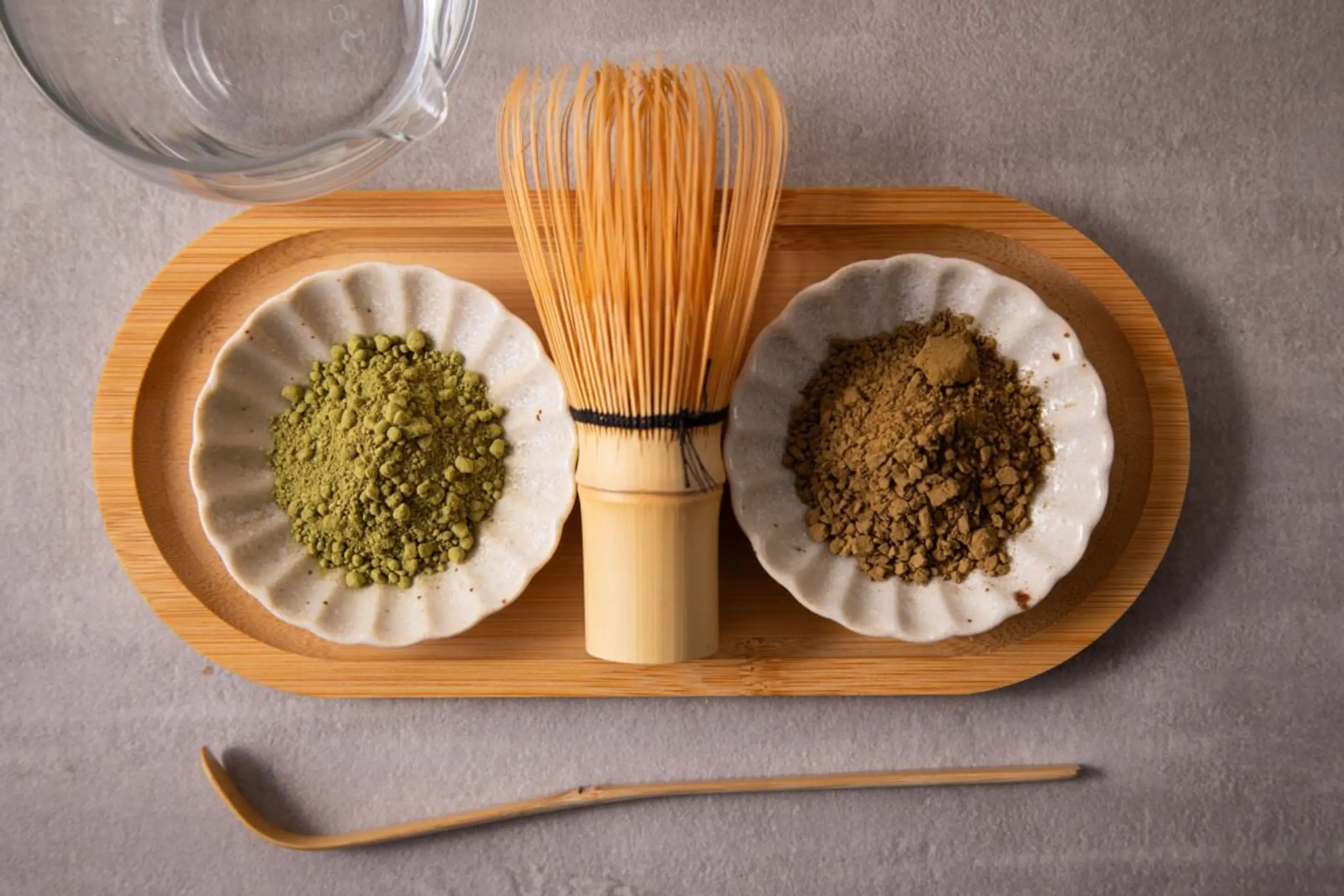 Im Vergleich zu Matcha-Tee hat Hojicha weniger Koffein