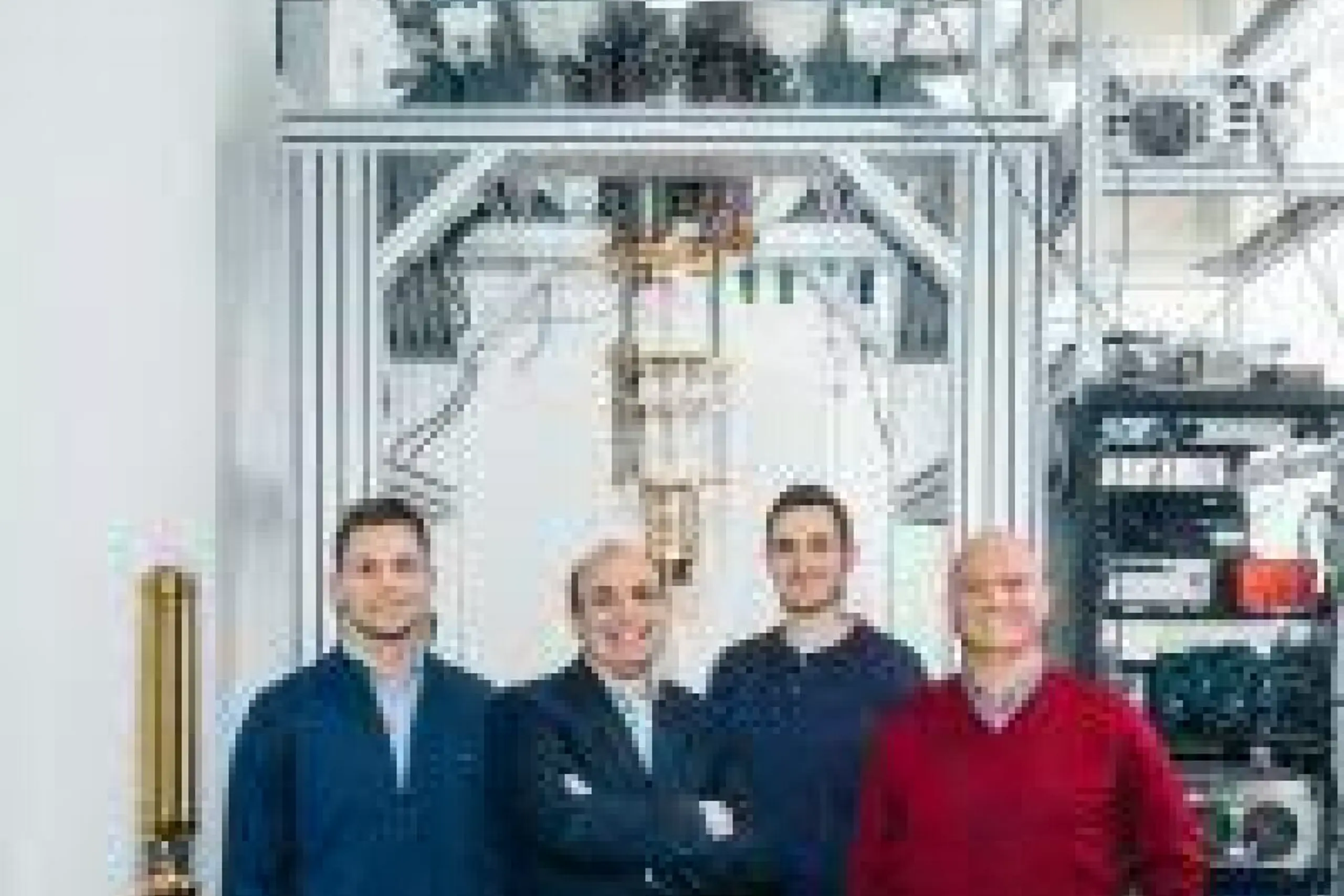 Rostyslav Serha, Andrii Chumak, David Schmoll und Sebastian Knauer stehen vor einem Kryostaten