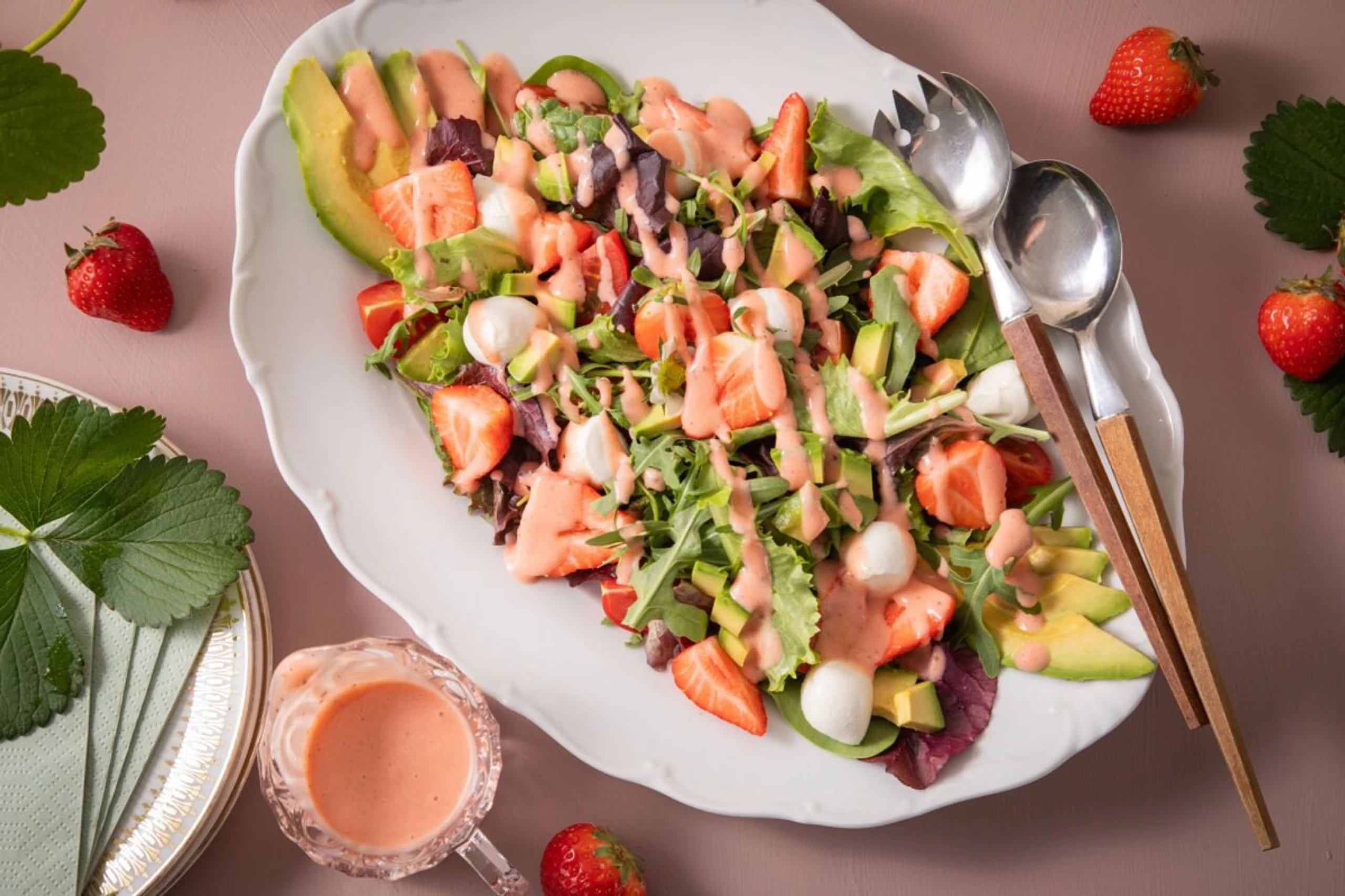 Für den Salat braucht man 100 Gramm reife und süße Erdbeeren