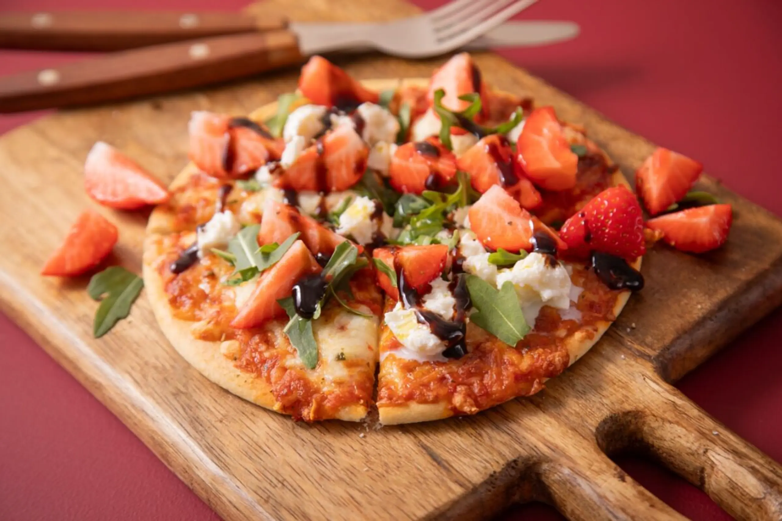 Am besten eine Pizza Margherita mit Rucola und Erdbeeren belegen