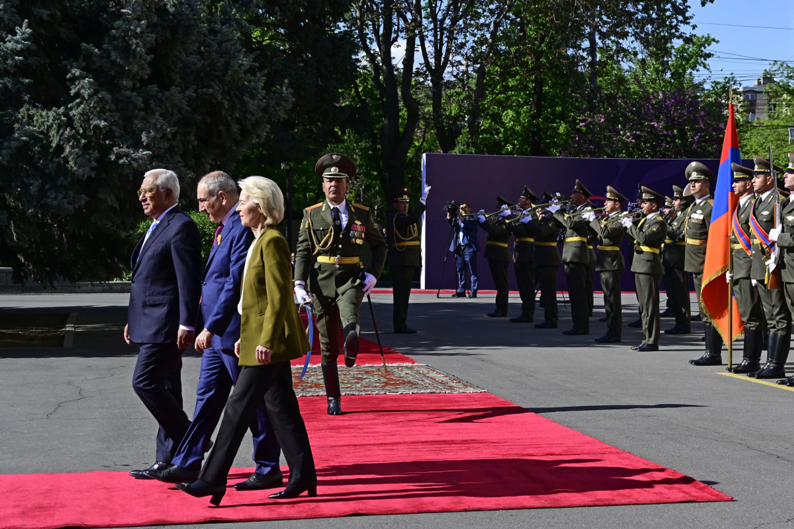 Spitzen von EU und Armenien im Gleichschritt über den roten Teppich