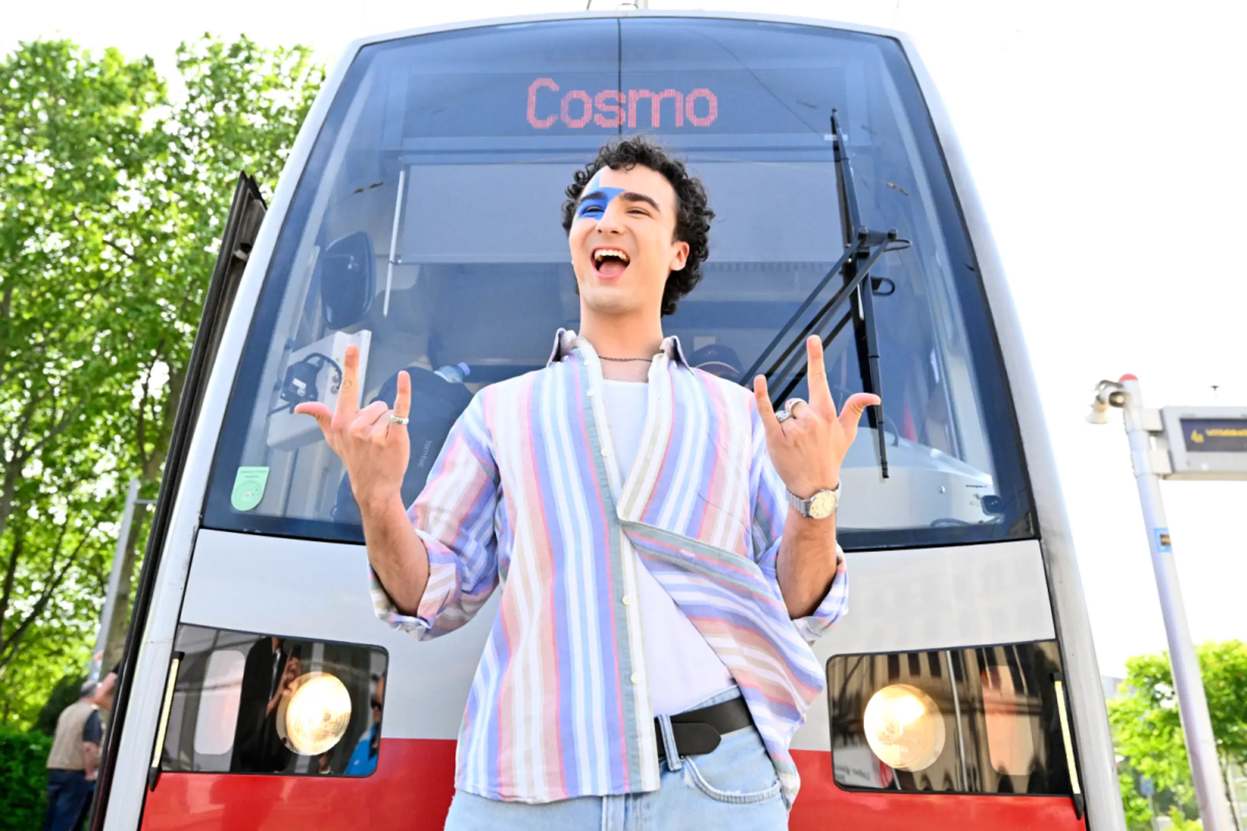 Mit der Bim zum Event: Cosmó startet sein ESC-Abenteuer