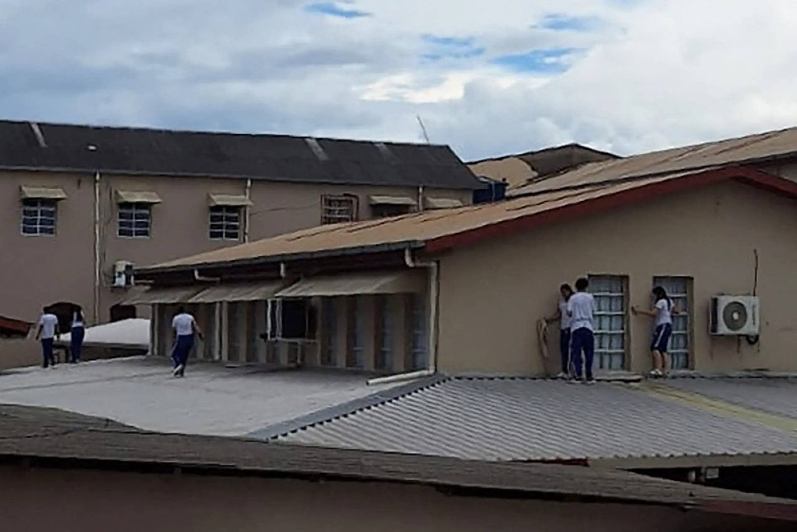 Schülerinnen und Schüler suchen auf dem Dach der Schule Deckung