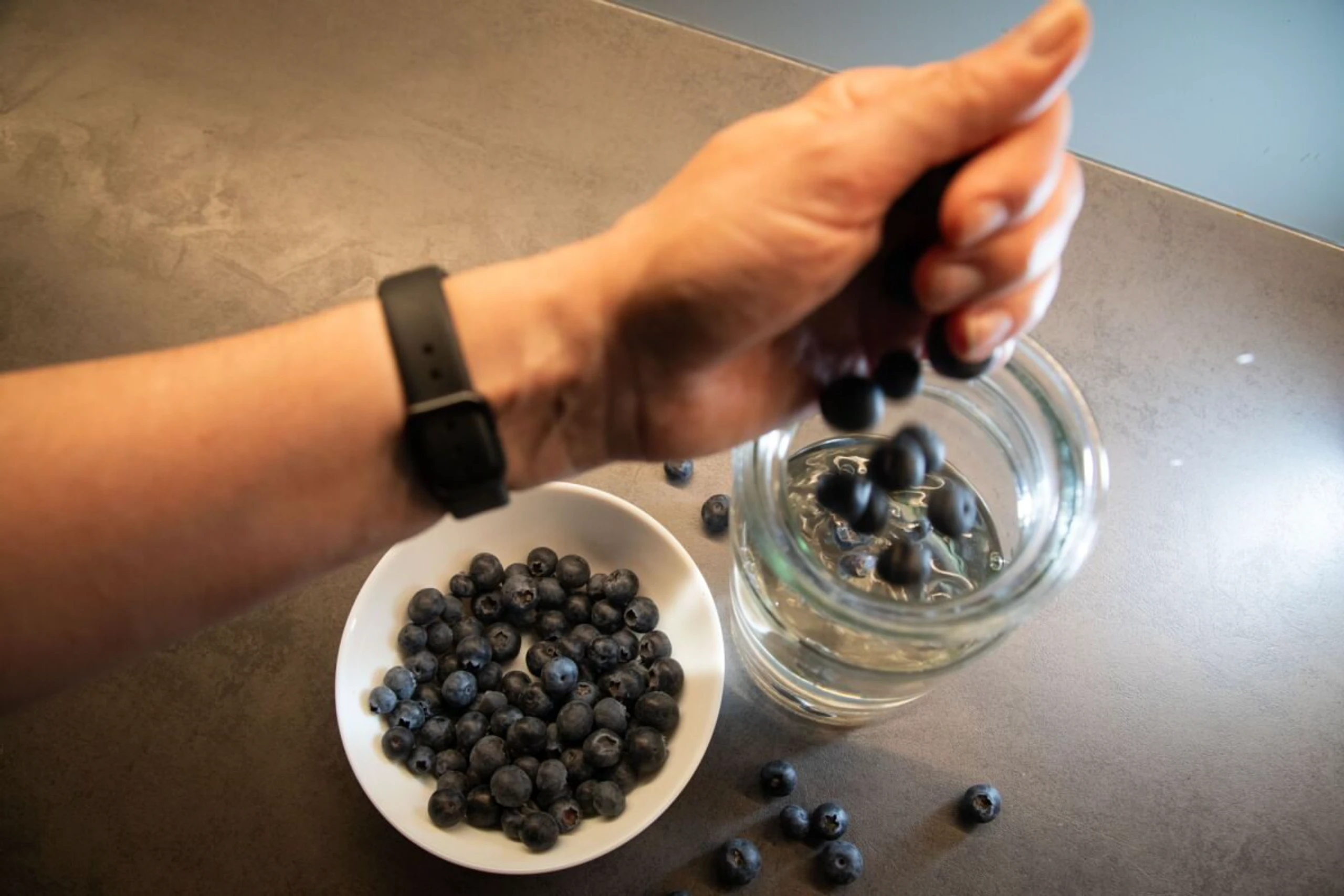 Saure Beeren schwimmen im Wasserglas oben