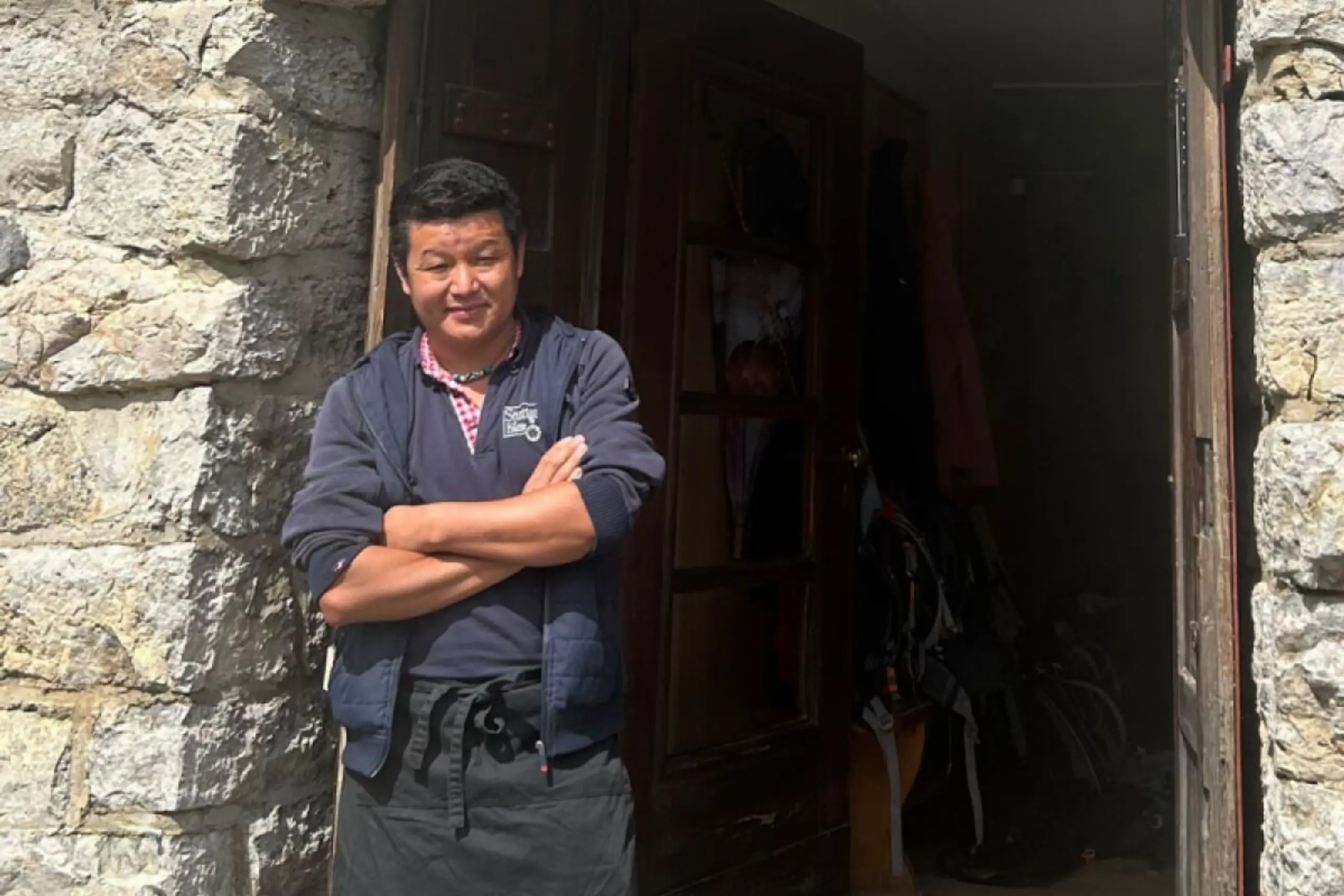 Ang Kami Lama serviert auf seiner Hütte Momo-Teigtaschen