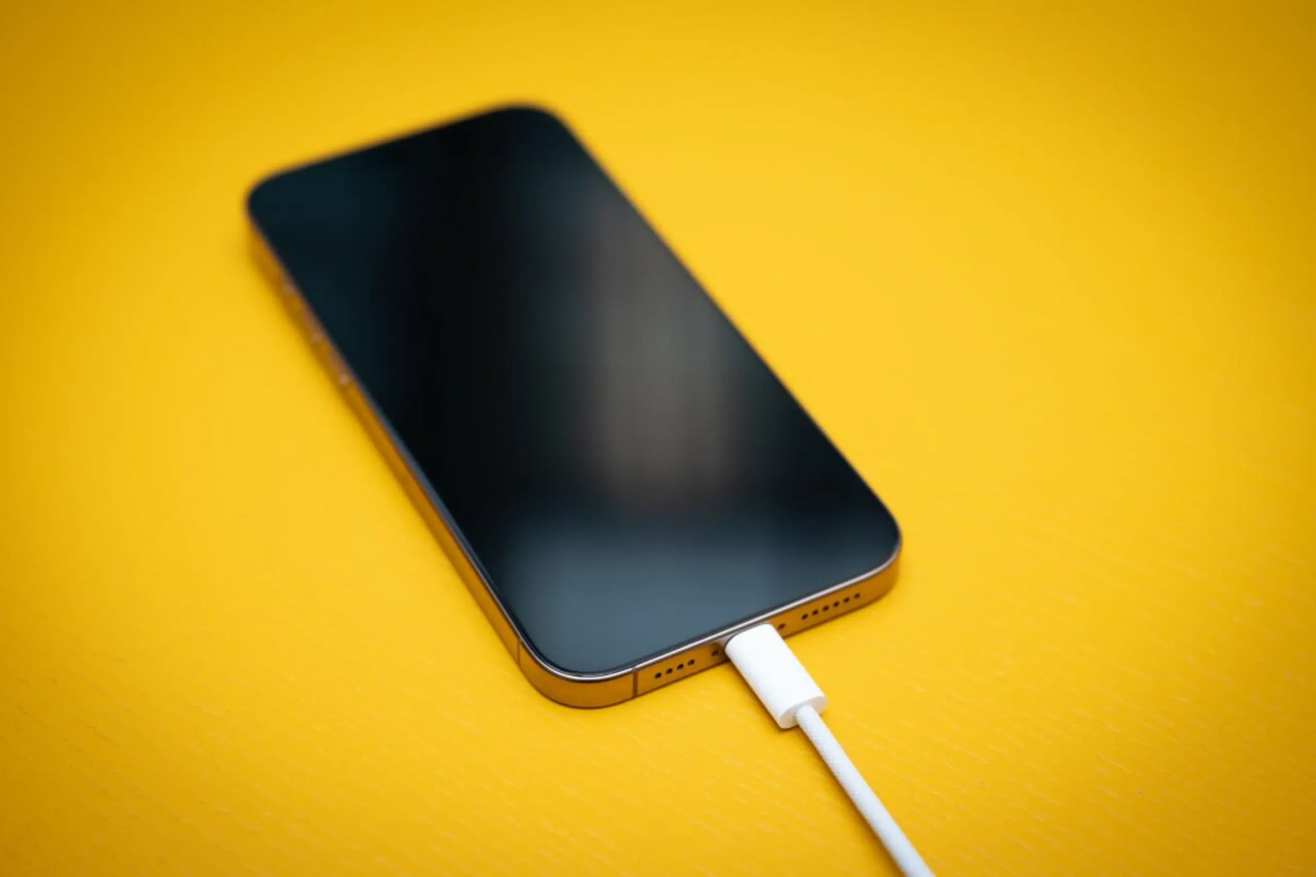 Das iPhone auf ein MagSafe-Ladegerät legen und dort drahtlos laden