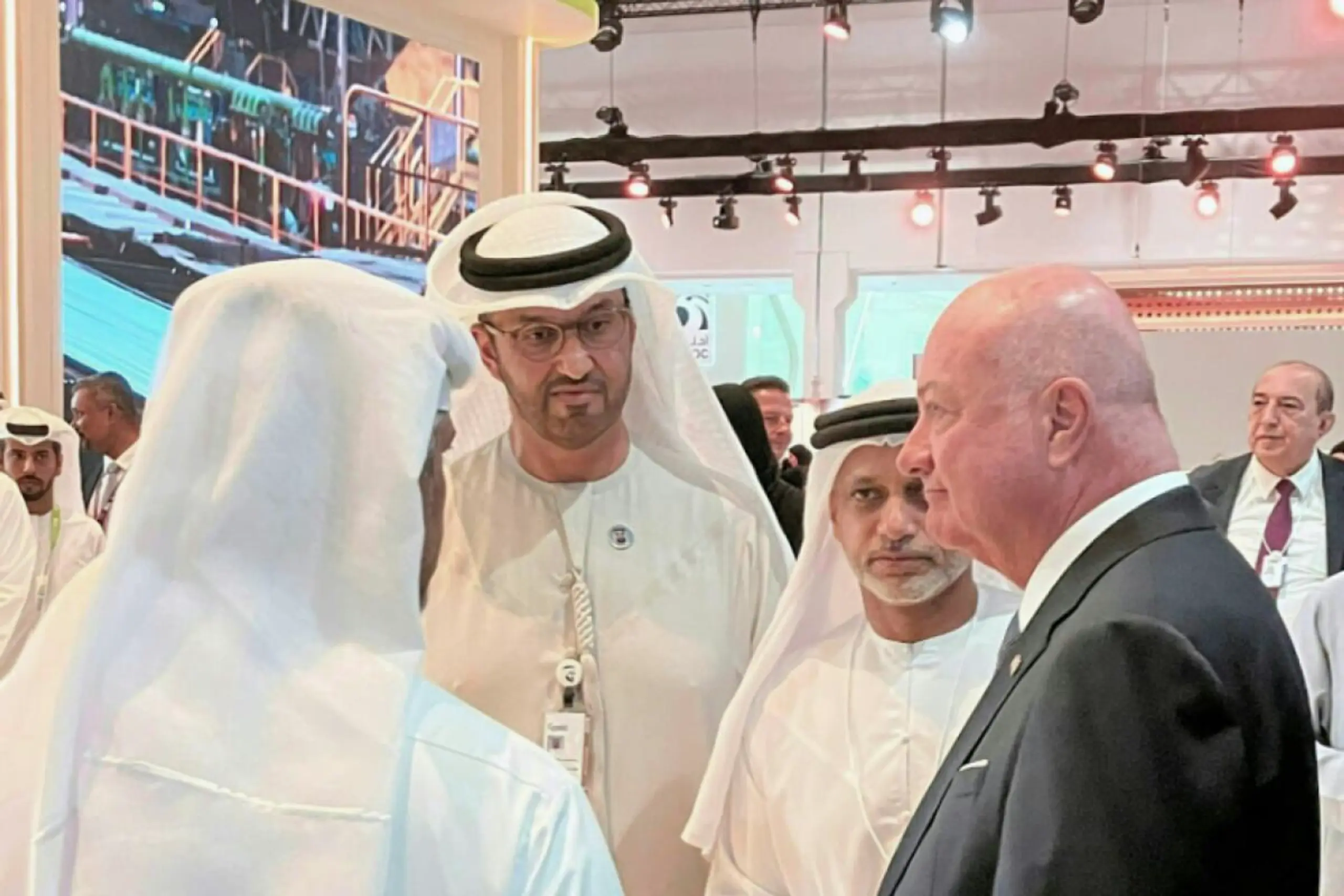 Bundeskanzler Stocker, Adnoc-CEO Al Jaber und Emsteel-CEO im Gespräch