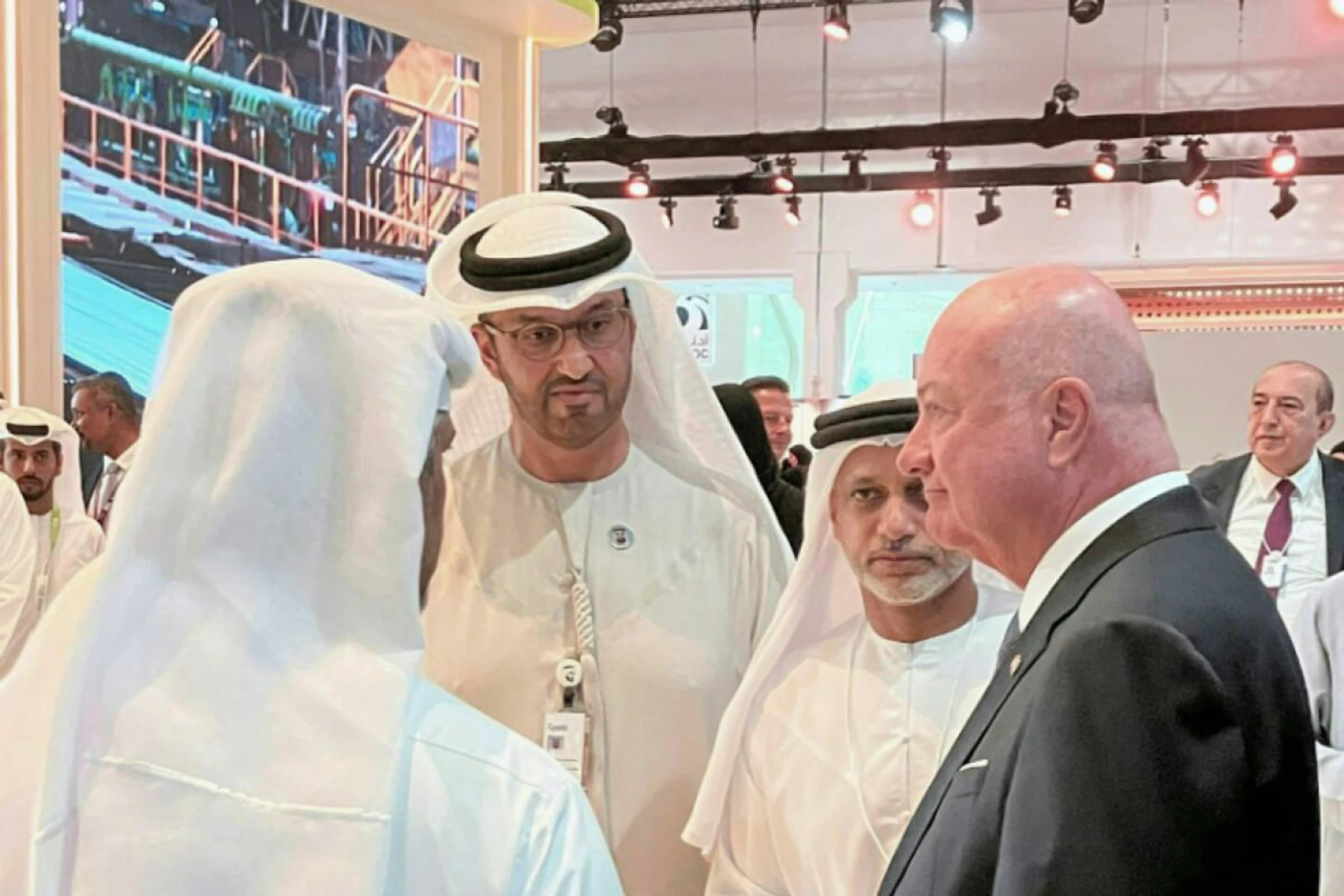 Bundeskanzler Stocker, Adnoc-CEO Al Jaber und Emsteel-CEO im Gespräch