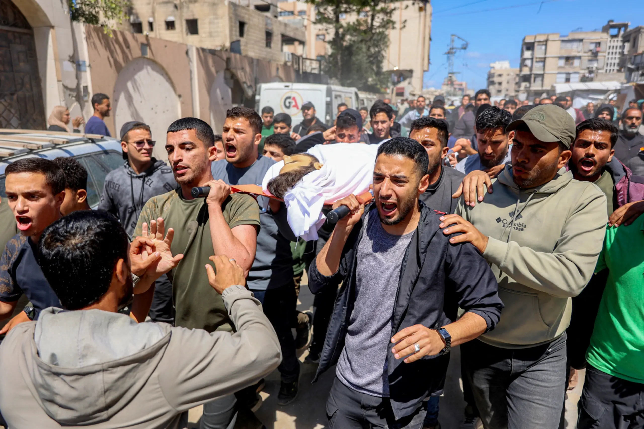 Der Leichnam Azzam al-Hayyas wurde durch die Straßen Gazas getragen