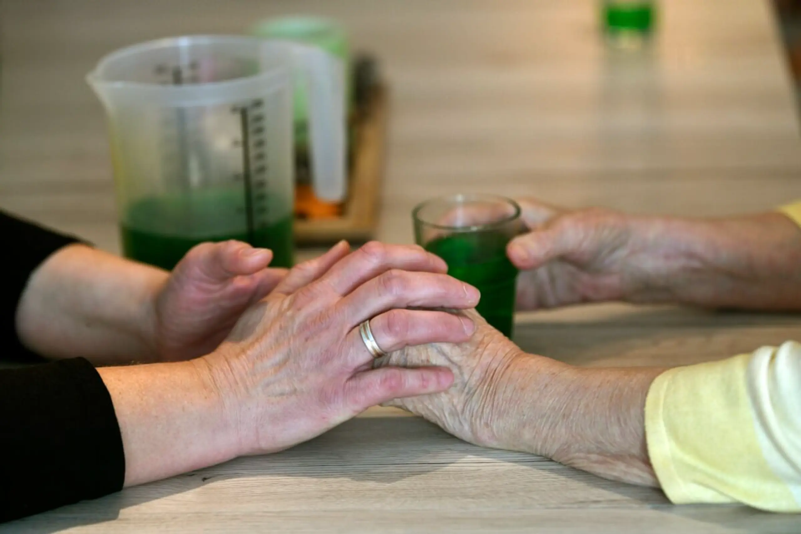 Geduld und Einfühlungsvermögen helfen der Person mit Demenz