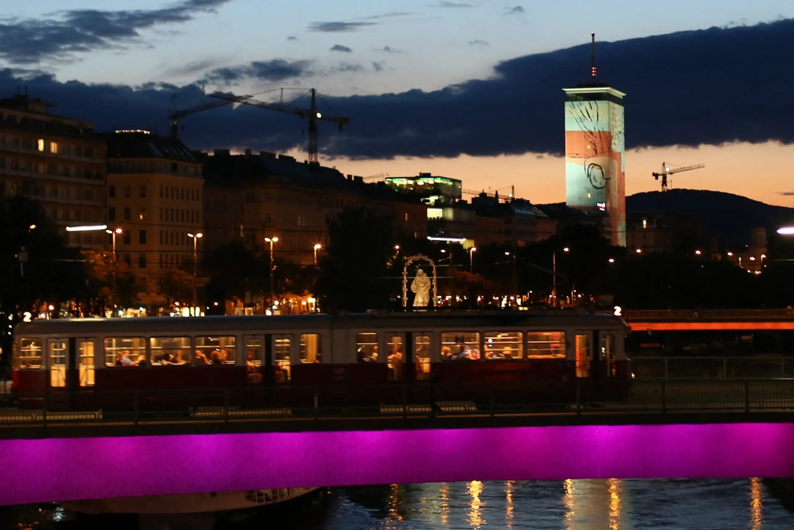 Der Ringturm bei Nacht