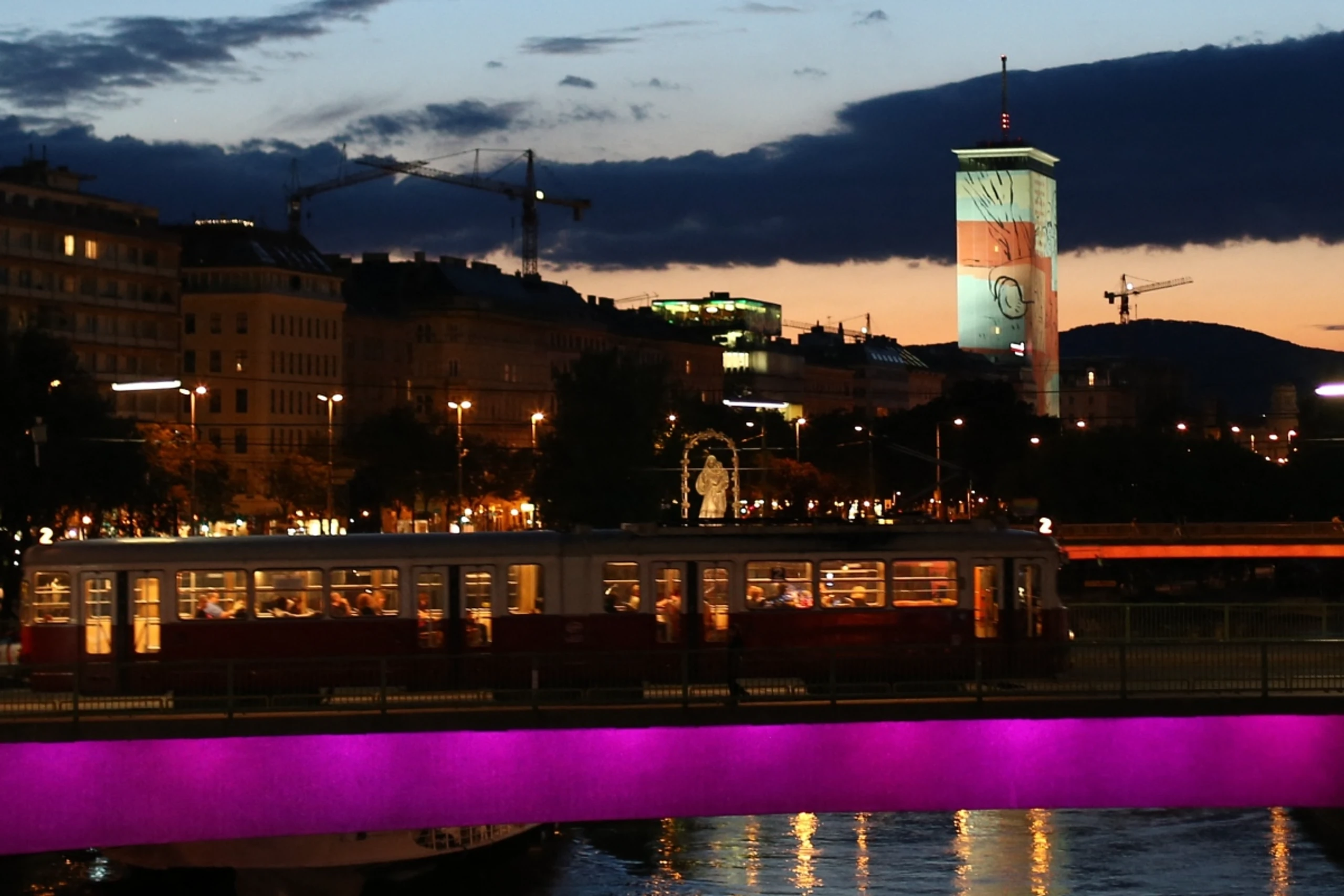 Der Ringturm bei Nacht
