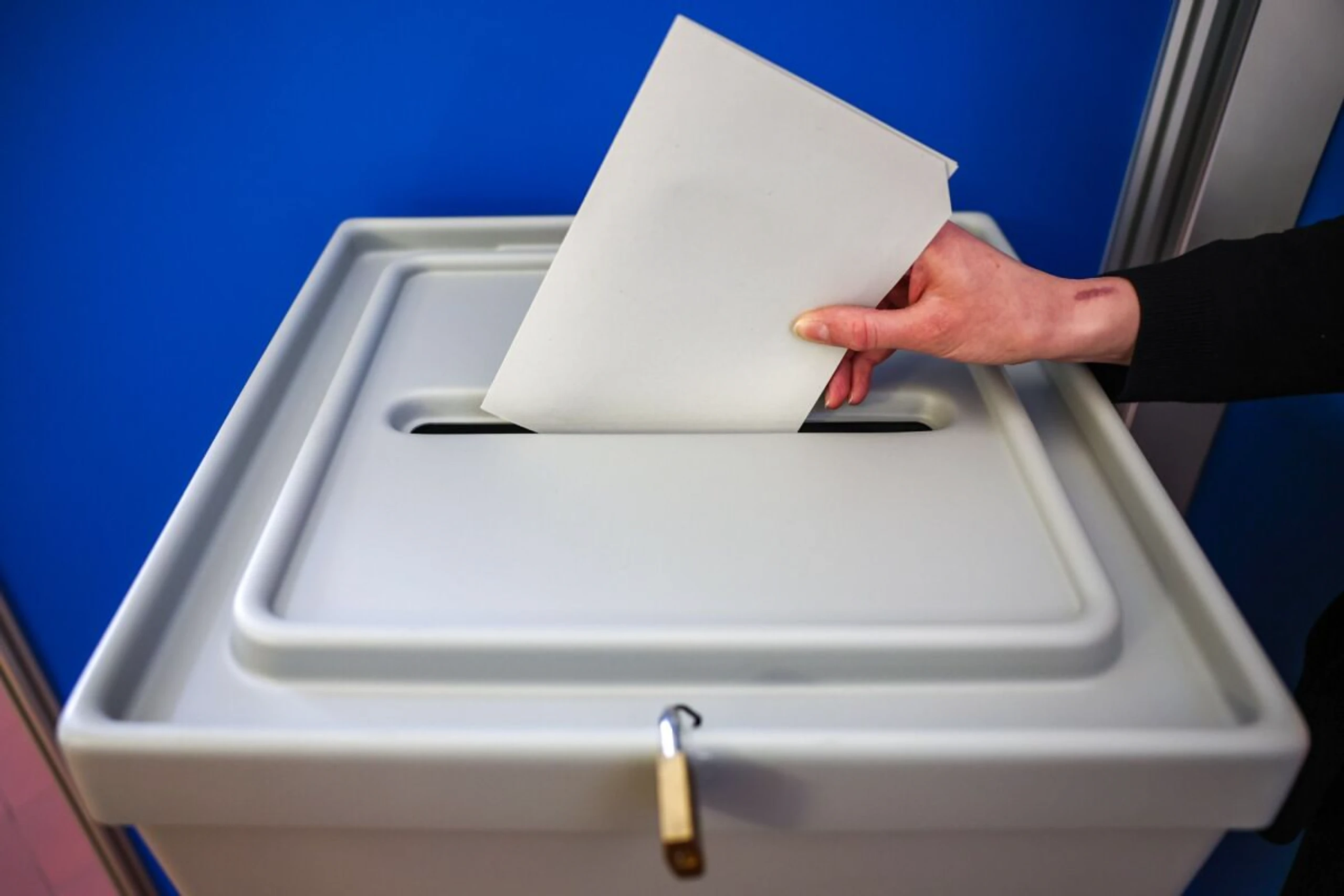 ++ ARCHIVBILD ++ Ein demokratischer Vorgang