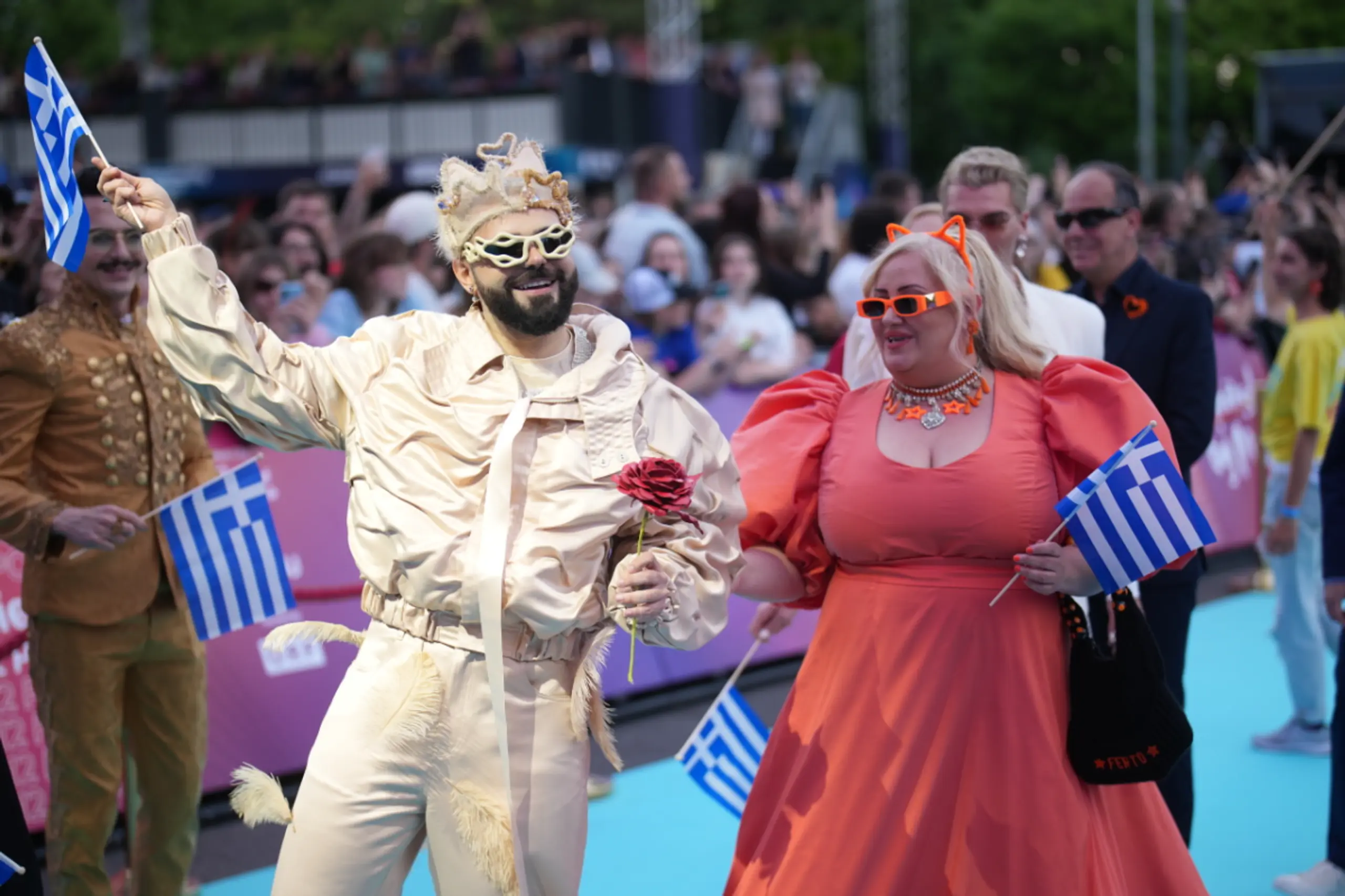 Griechenlands Akylas als gekrönter König am ESC-Teppich
