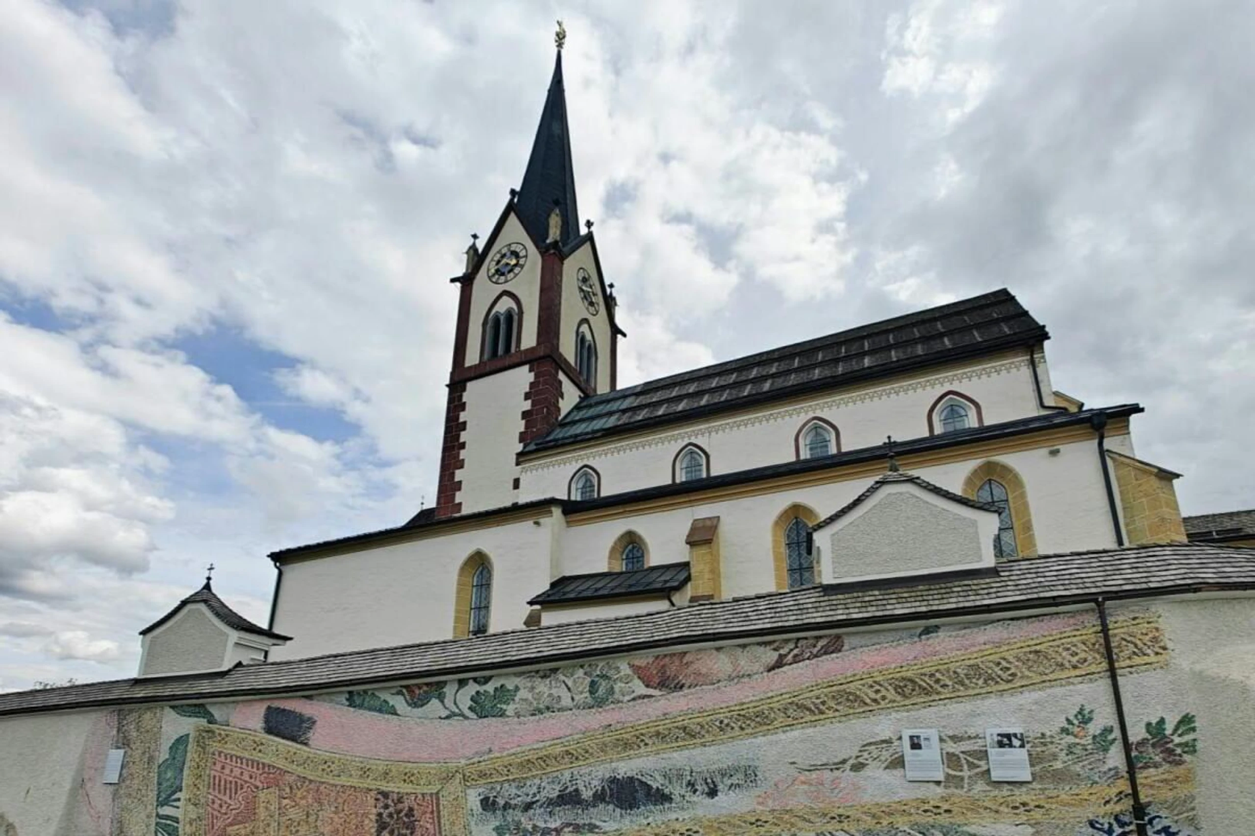 Die Basilika in Mariapfarr, deren Friedhofsmauer die Malerei zeigt