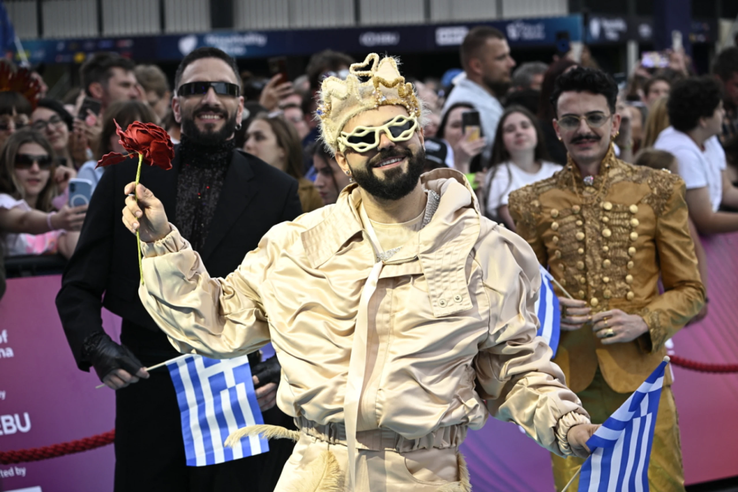 Der extravagante Akylas hat gut Lachen vor seinem ersten Auftritt