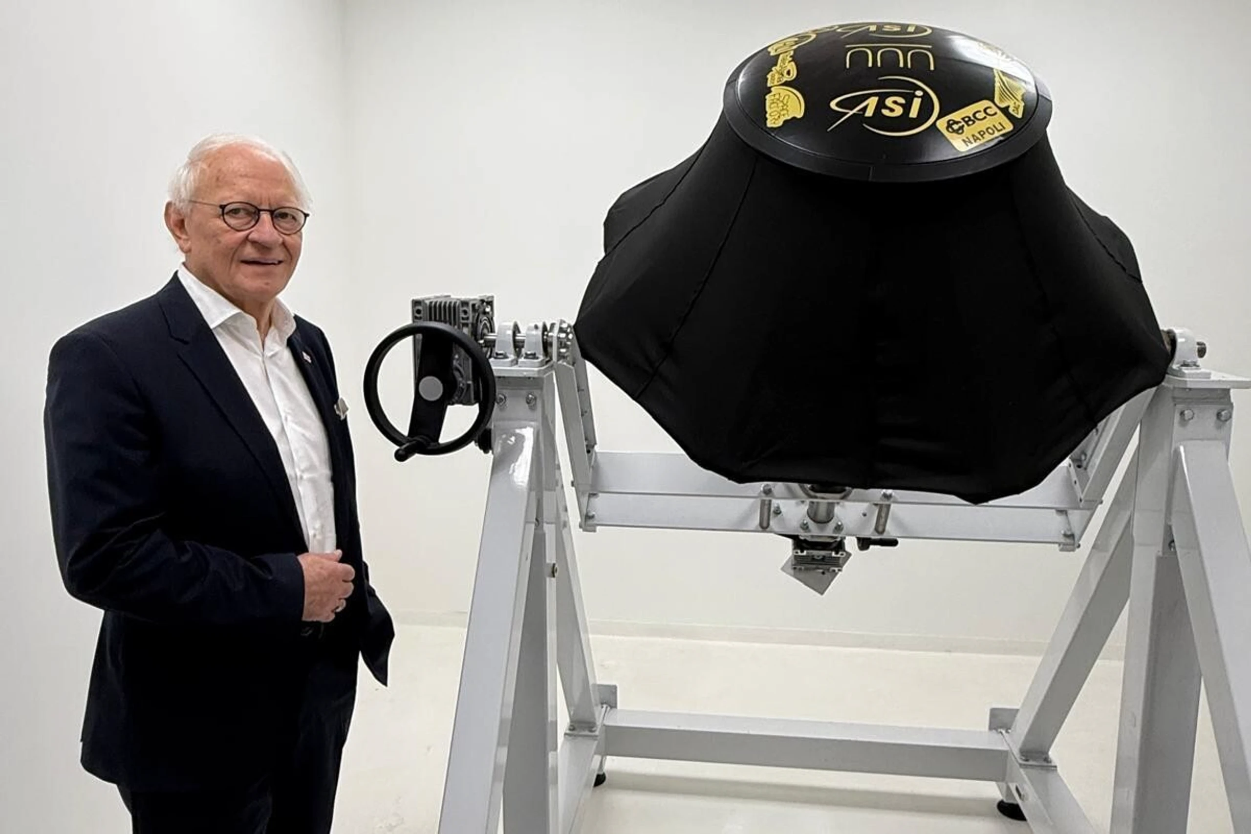 ++ HANDOUT ++ Eine SpaceX-Rakete mit einem Mini-Labor startet in den Weltraum