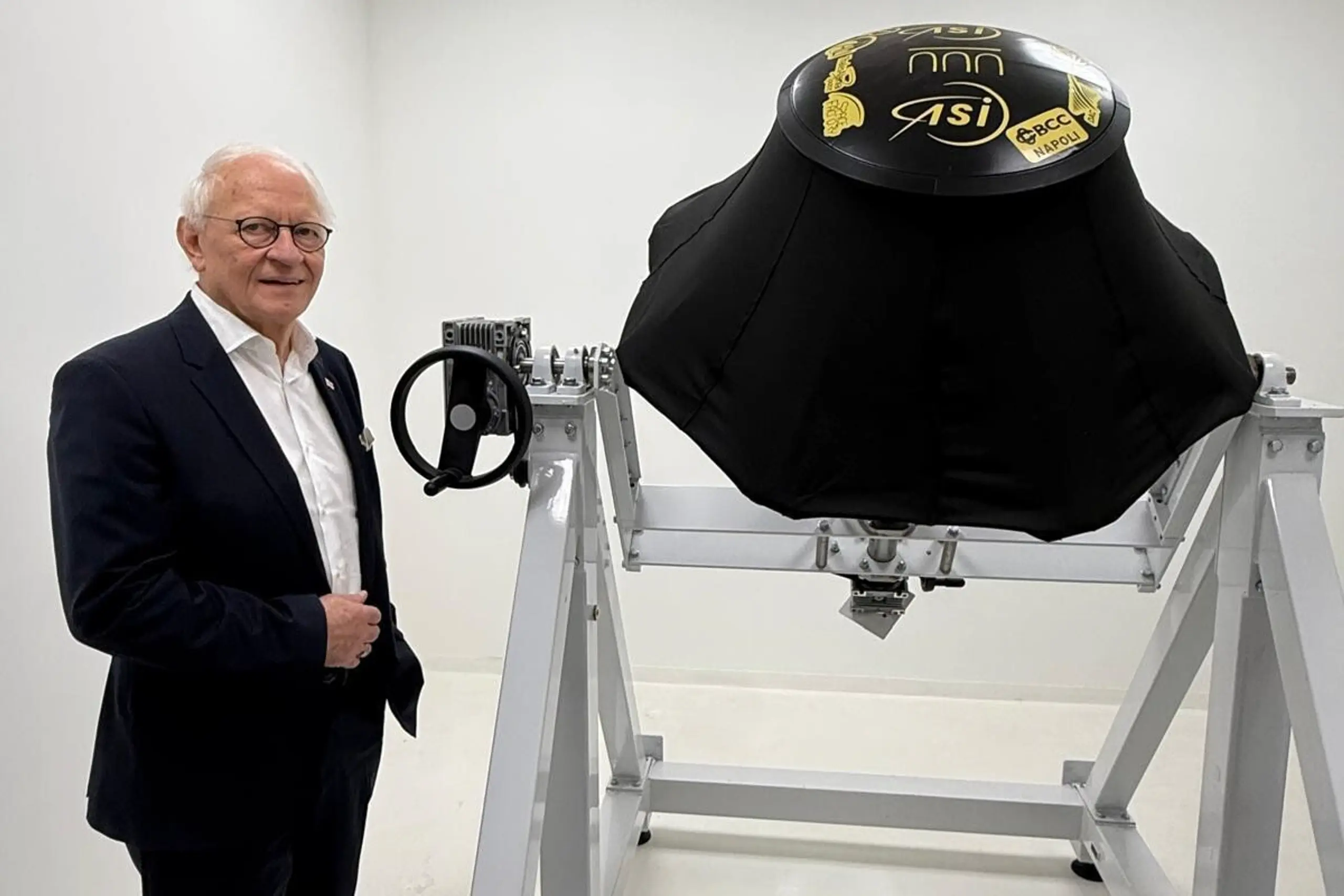 ++ HANDOUT ++ Eine SpaceX-Rakete mit einem Mini-Labor startet in den Weltraum