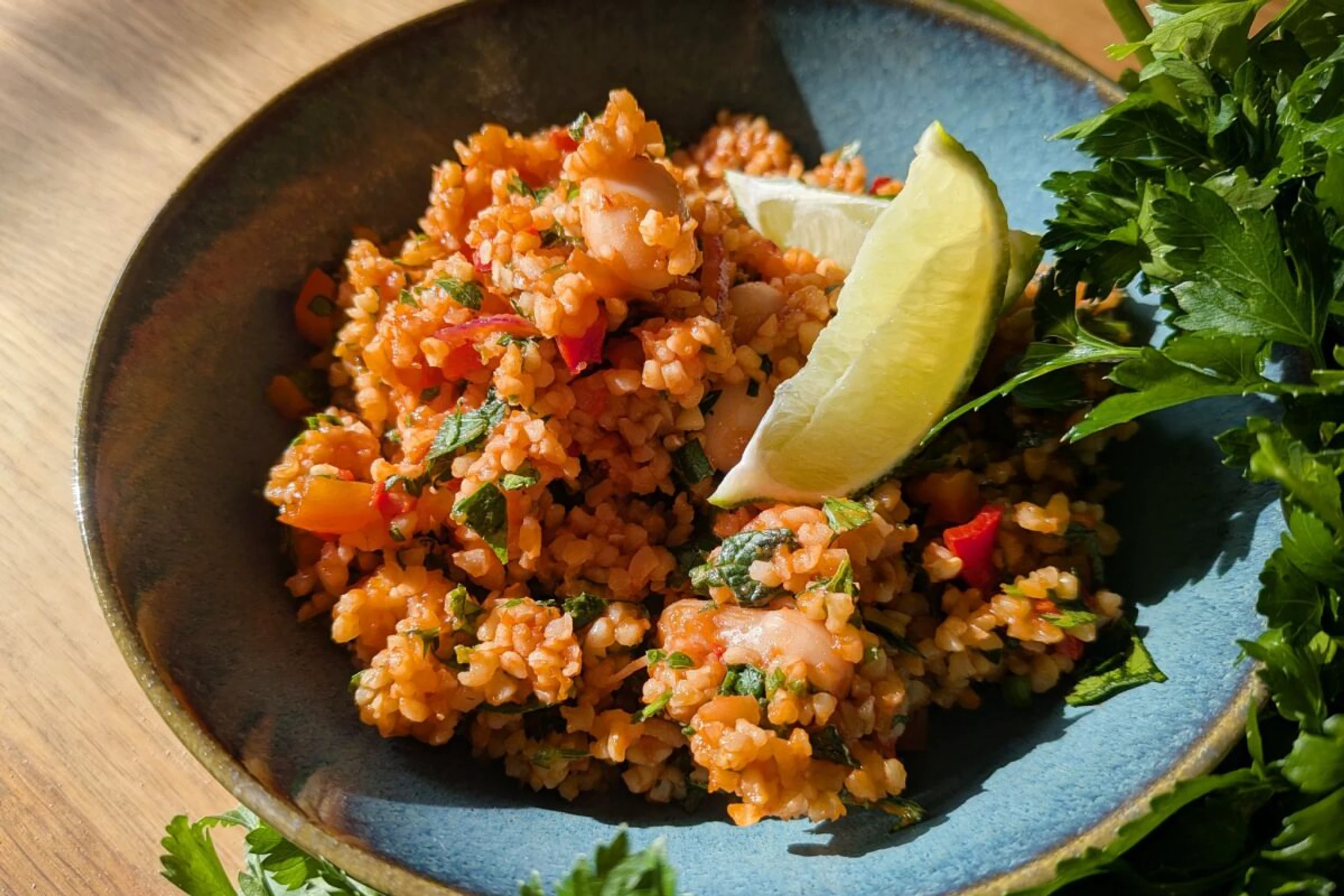 Der Bulgursalat mit Minze und Petersilie passt perfekt zum Grillen