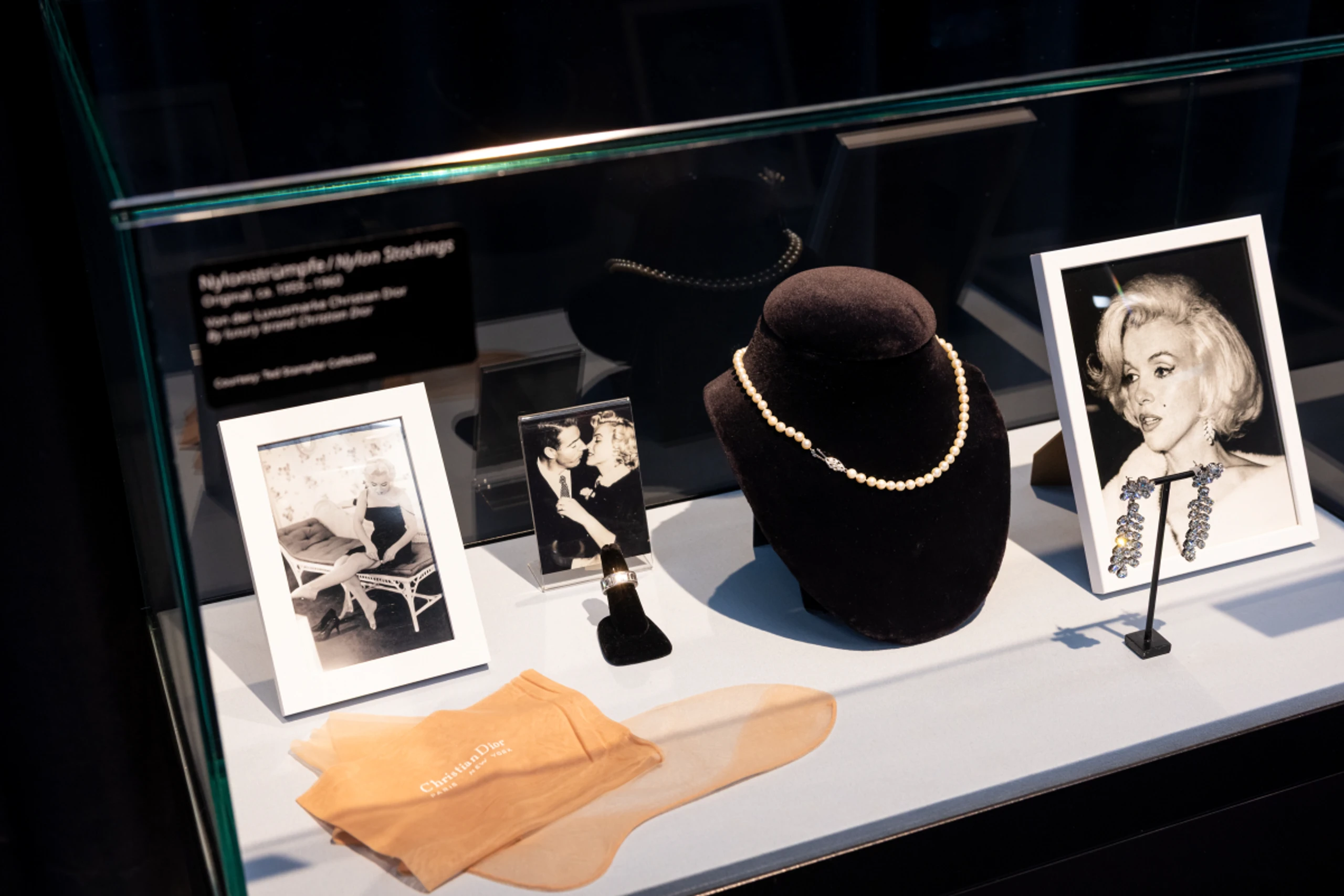 Die Ausstellungsstücke werden in acht Vitrinen präsentiert
