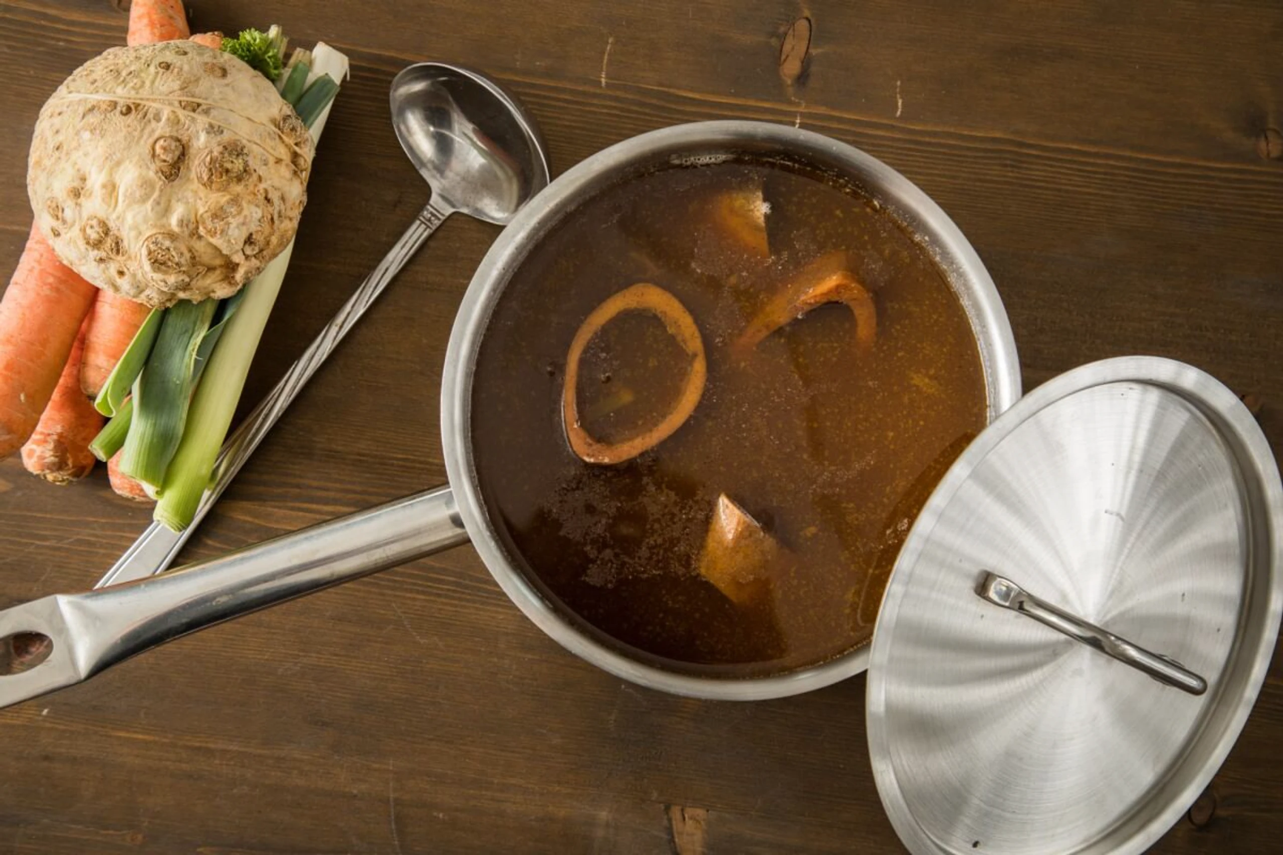 Für Knochensuppe, muss die Knochen stundenlang auskochen