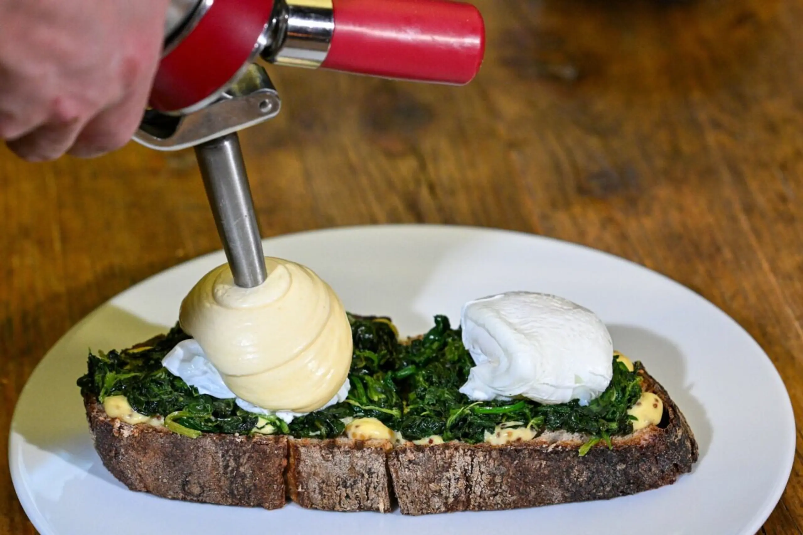 ++ ARCHIVBILD ++ Vermasselte Sauce hollandaise? Da hilft der Syphon-Trick