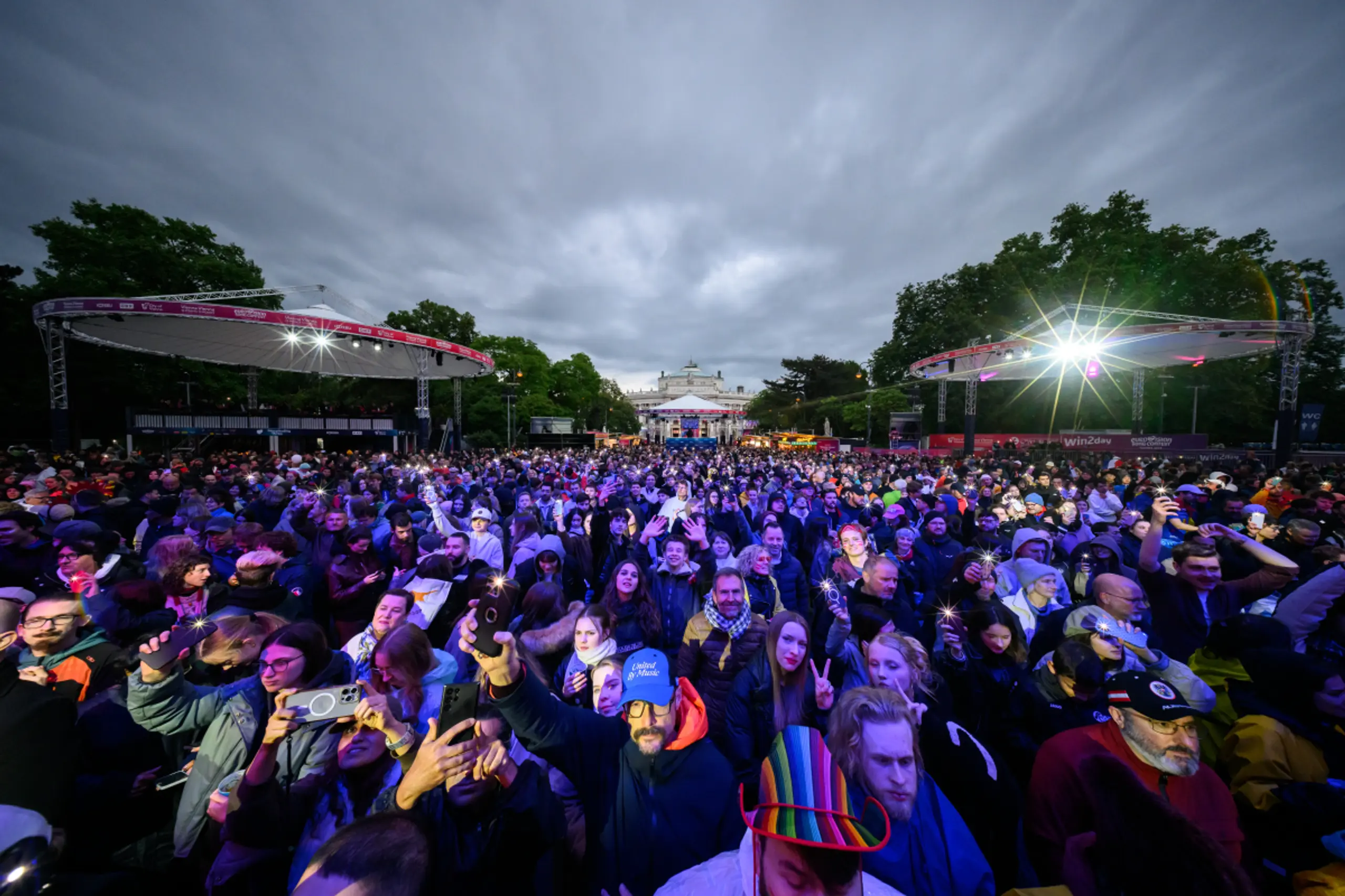 Dicht besiedelt war der Rathausplatz bereits lange vor dem Finale