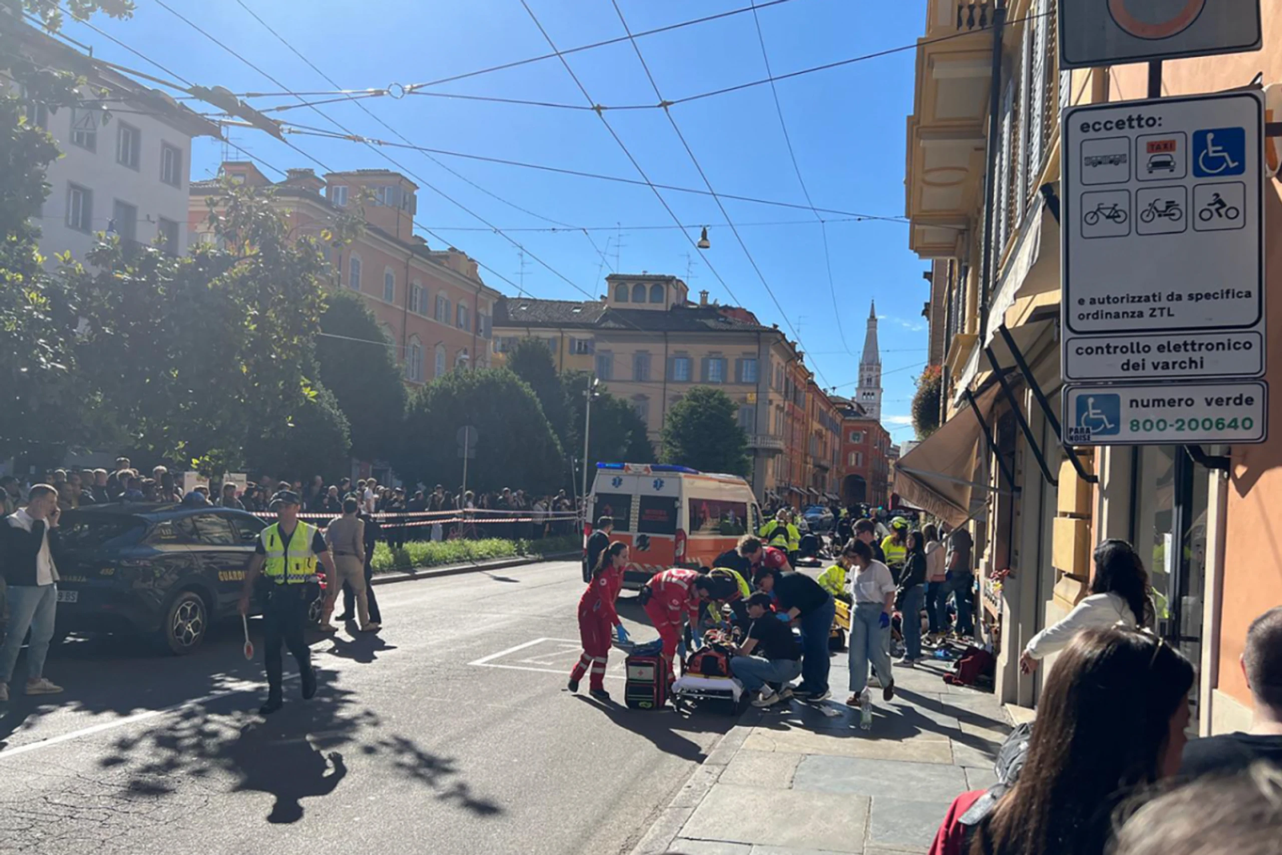 Einsatzkräfte am Ort des Vorfalls in der Stadt Modena