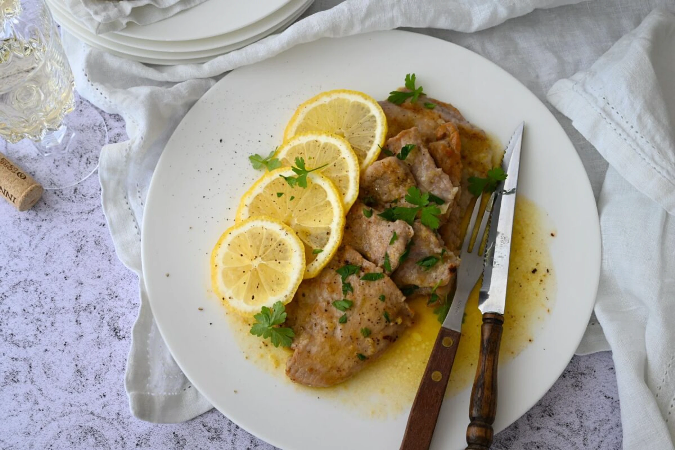 Die Kalbsschnitzel werden auf jeder Seite je 2 Minuten gebraten