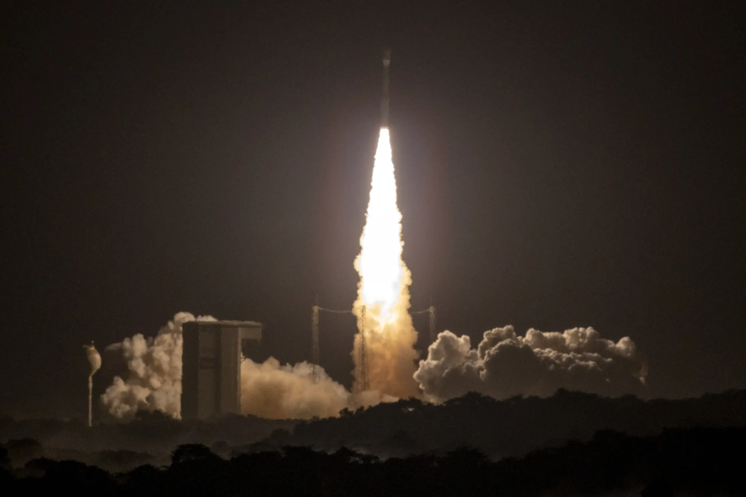 Der Satellit hob Dienstagfrüh an Bord einer Vega-C-Rakete ab