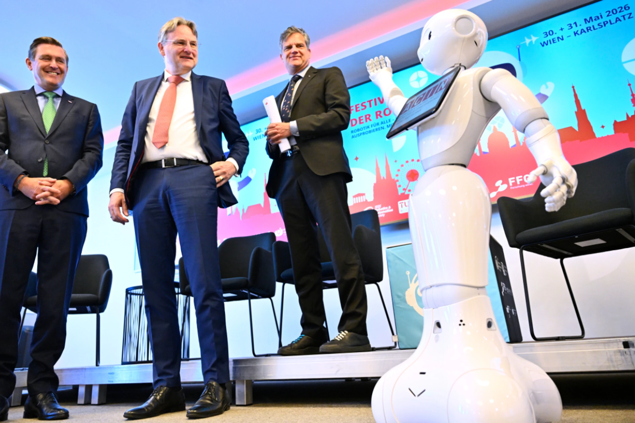 Peter Hanke (l.), Andreas Kugi (m.) und TU-Wien-Rektor Jens Schneider (r.)