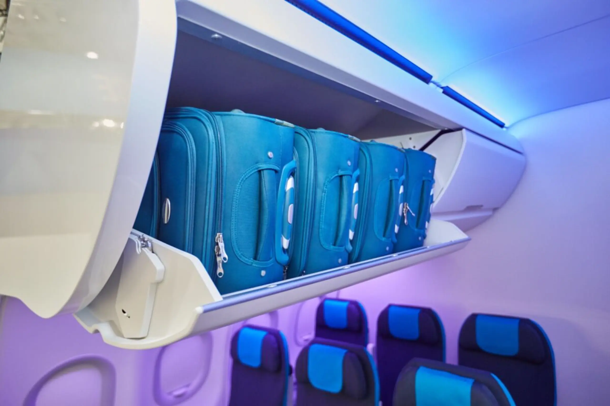 ++ ARCHIVBILD ++ Bei einer Evakuierung muss man Handgepäck zwingend im Flieger lassen