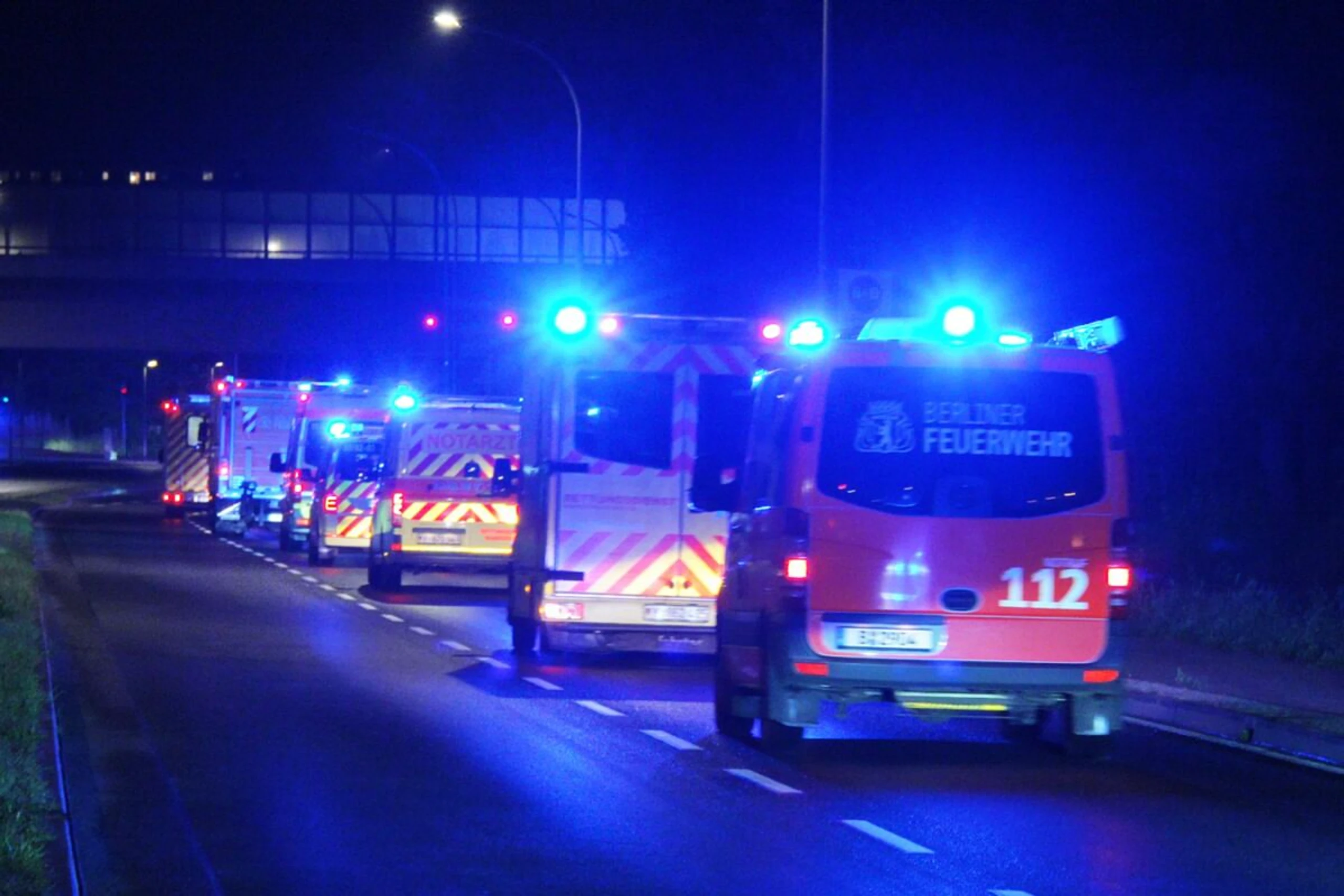 Polizei, Feuerwehr und Rettung eskortierten die Familie ins Spital