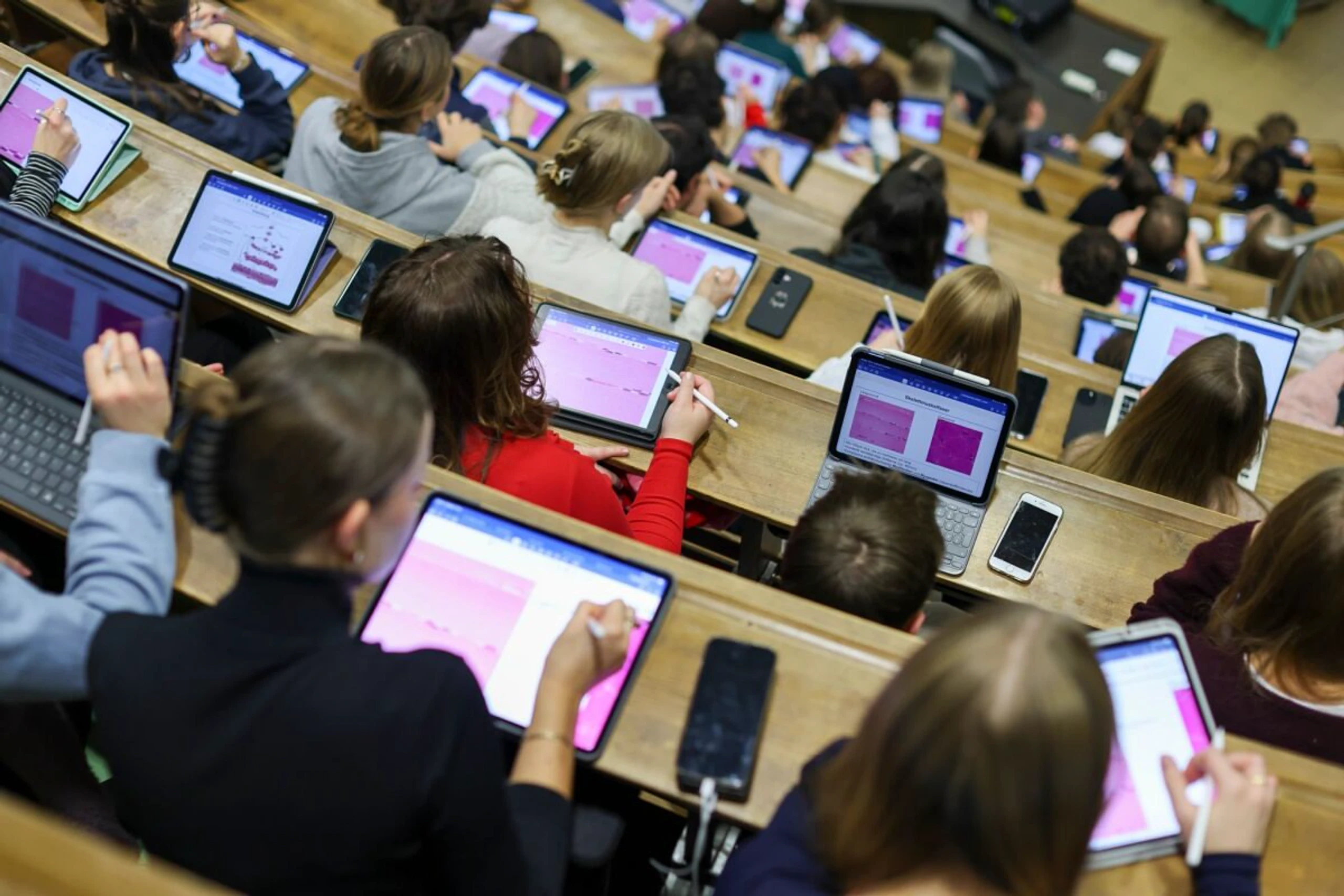 ++ ARCHIVBILD ++ KI-Schummeln an Unis "weder allgegenwärtig noch vernachlässigbar"