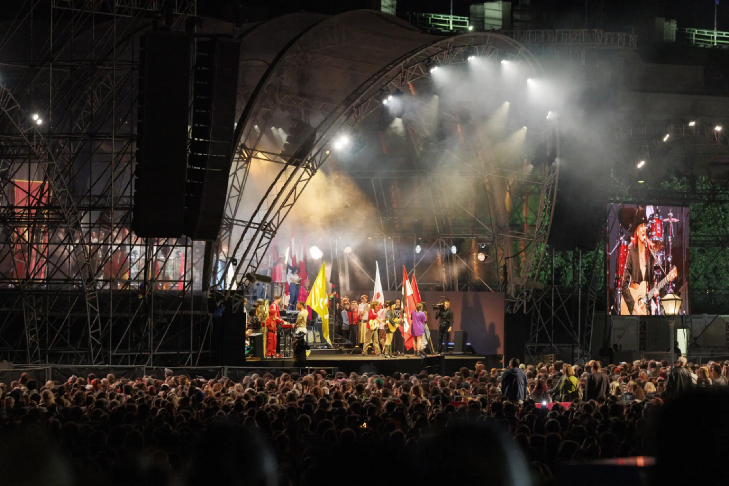 Menschenmassen vor der Festwochen-Bühne am Heldenplatz