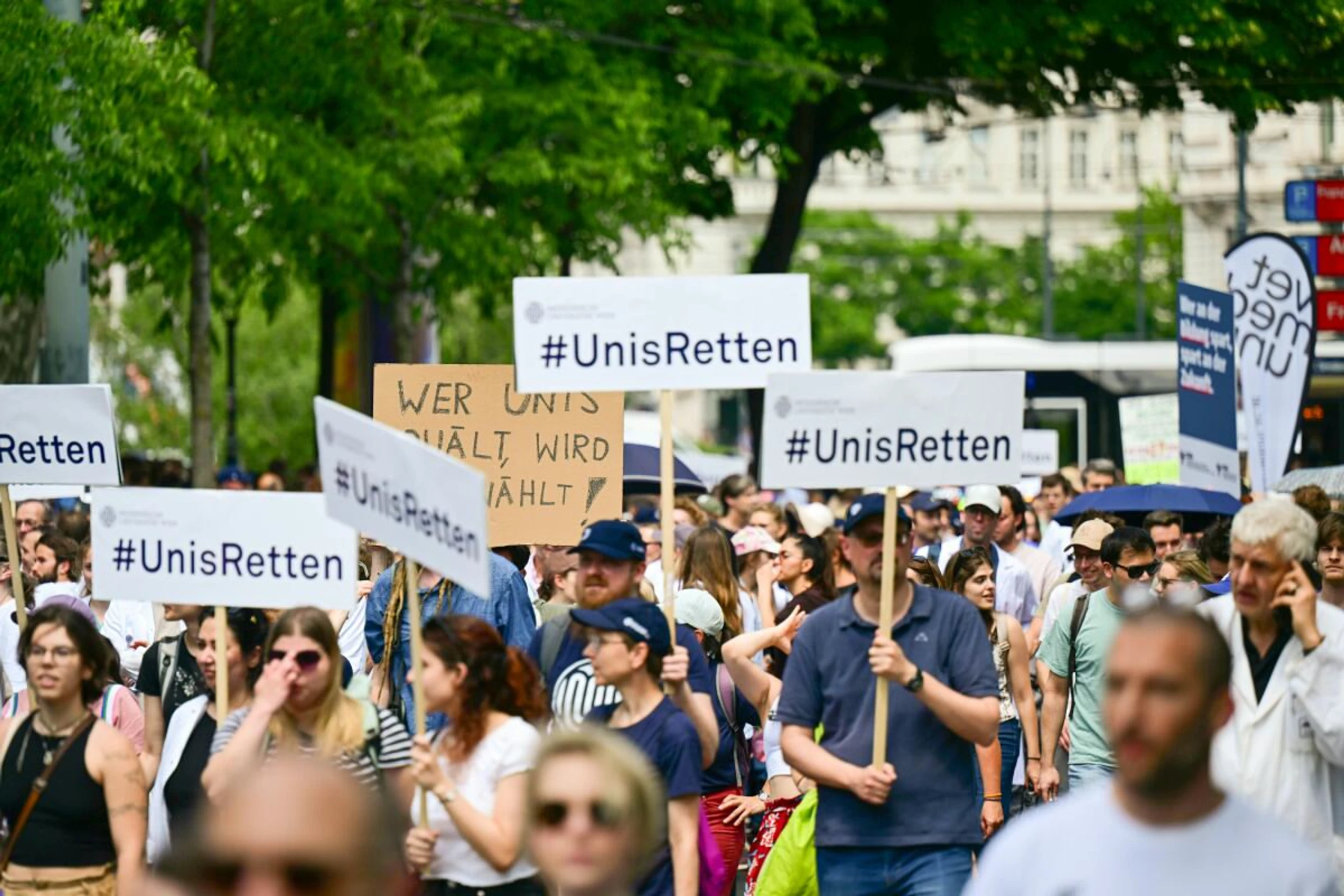 Tausende demonstrierten gegen Kürzungen