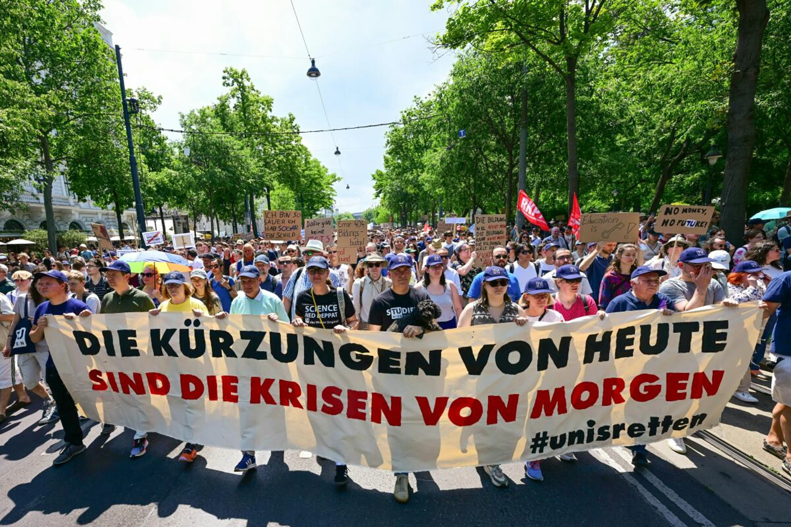 Tausende kamen zur Auftaktkundgebung an der Uni Wien