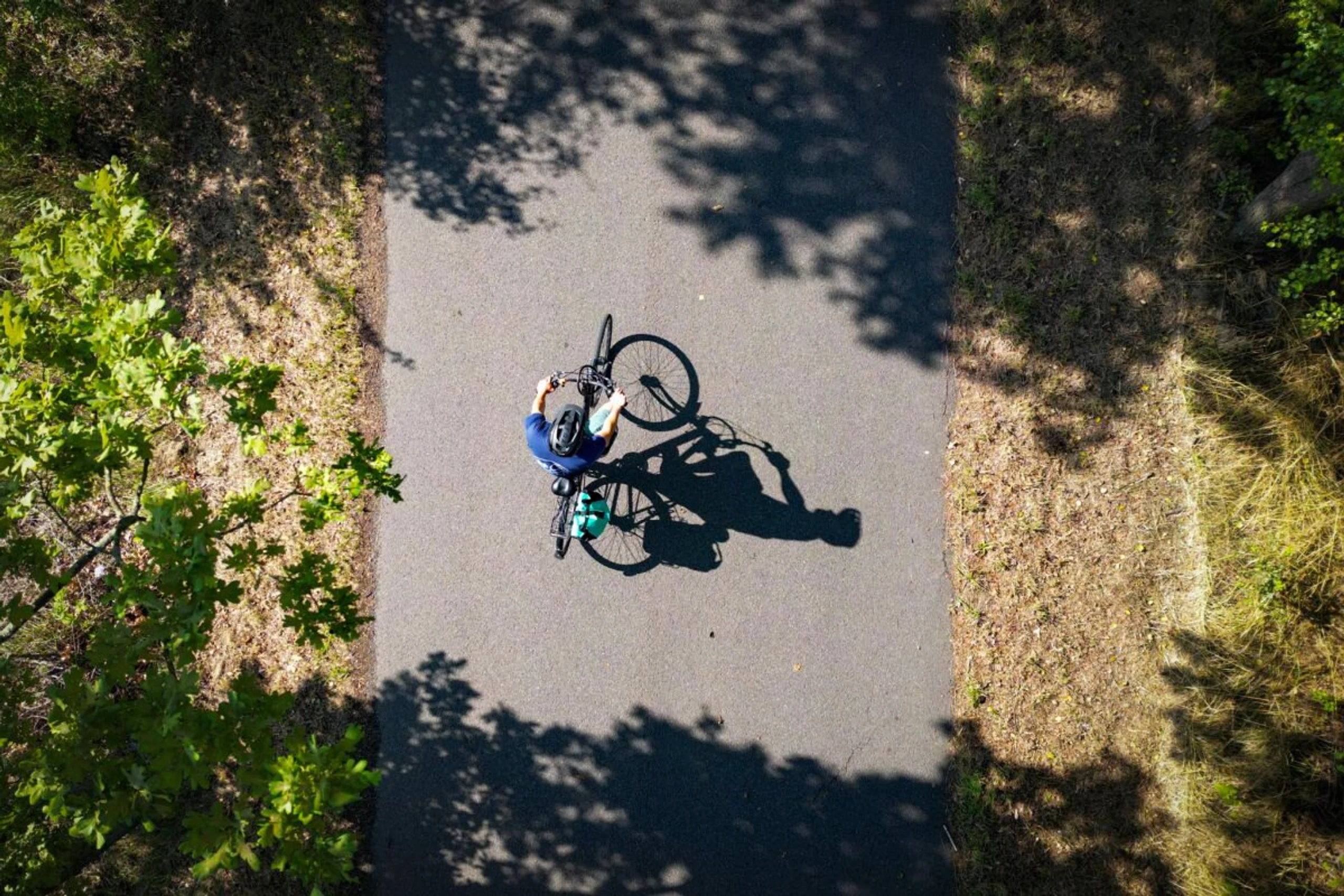 Fahrradfahrer auf Radweg (Symbolbild)