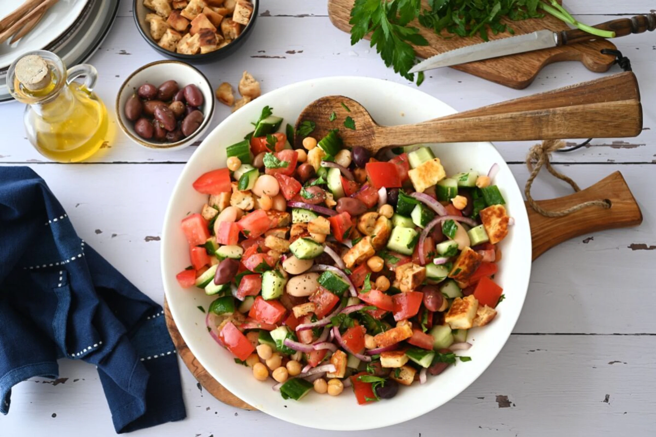 Der Salat bringt das Gefühl einer griechischen Taverne auf den Tisch