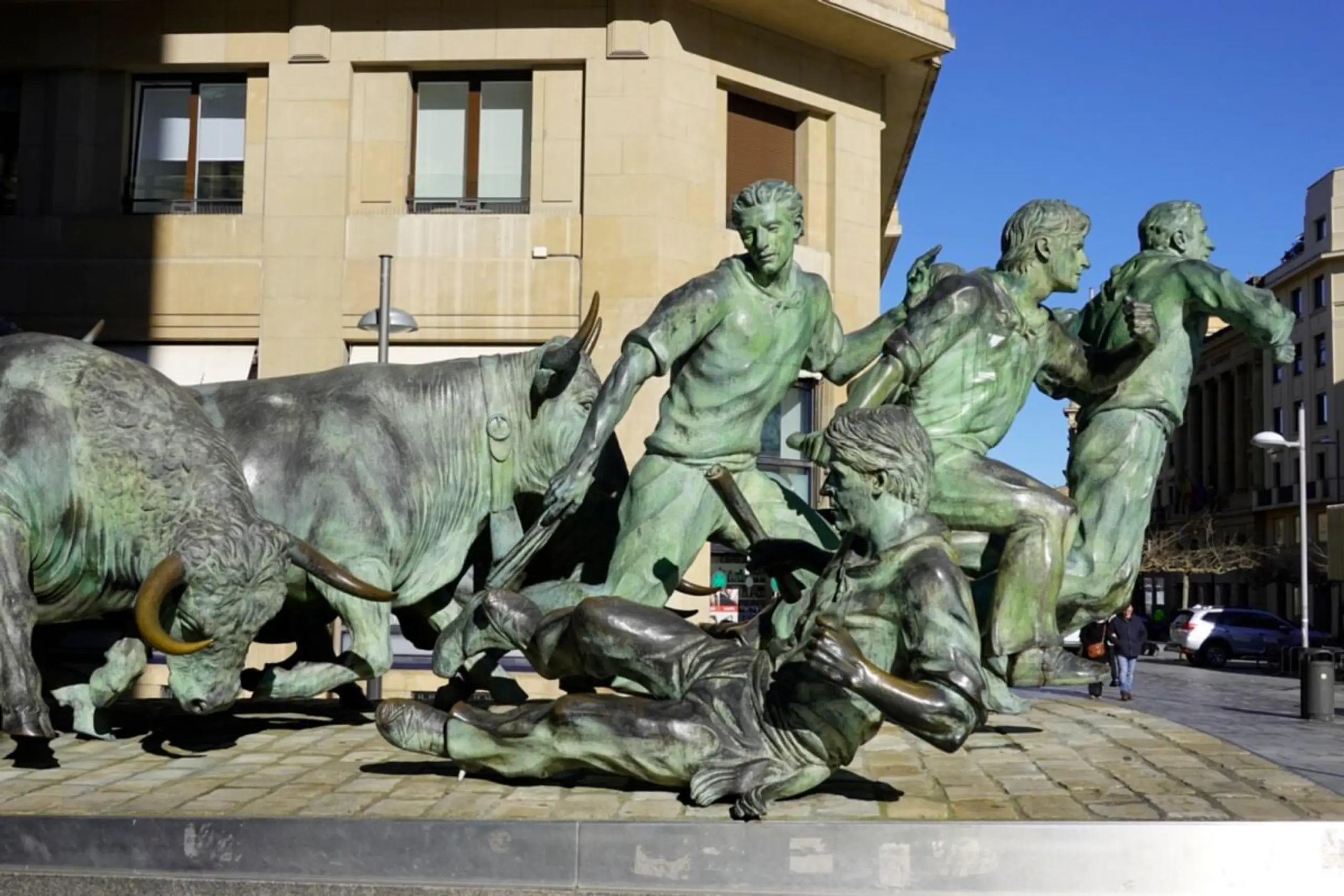 Bronzemonument in der City: Das Stiertreiben während der Fiesta
