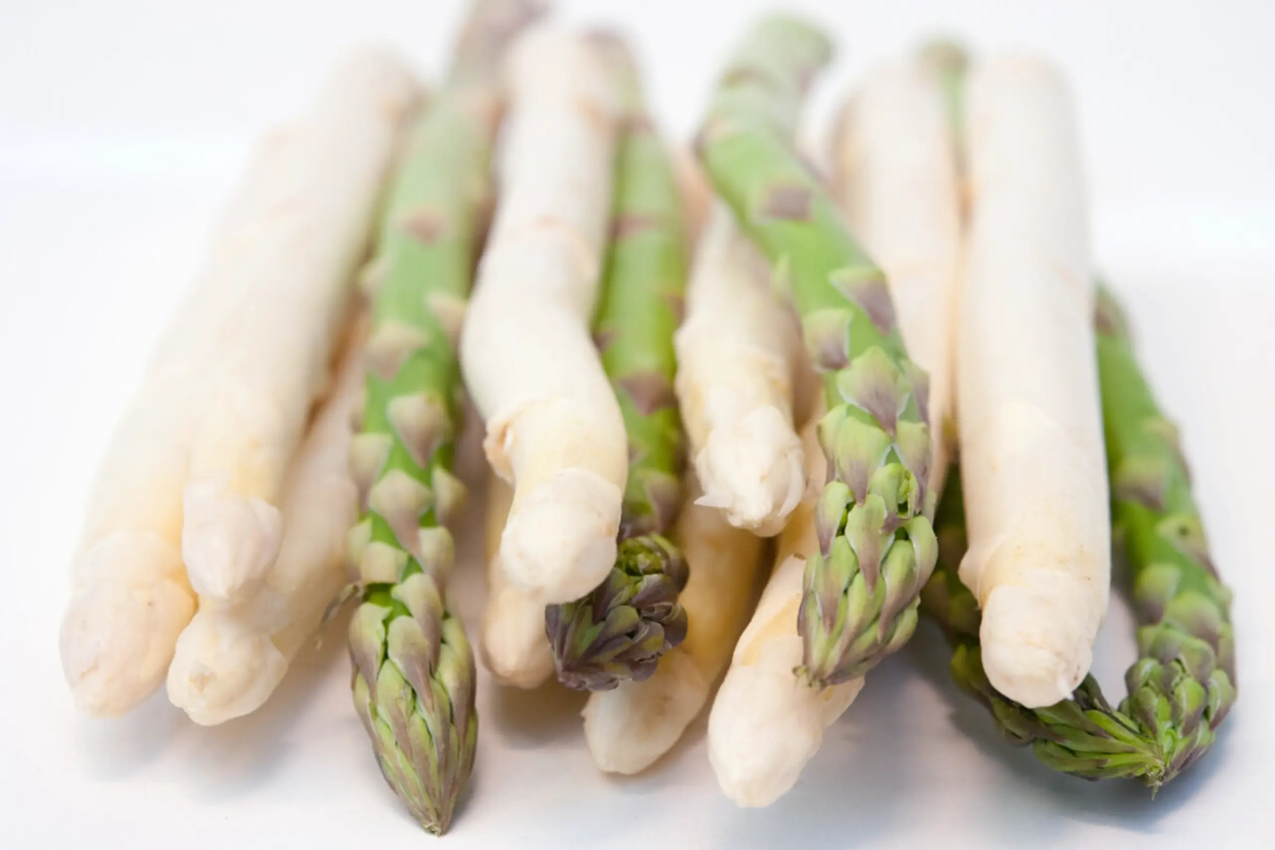 Spargel punktet mit Vitaminen und krebshemmenden Inhaltsstoffen