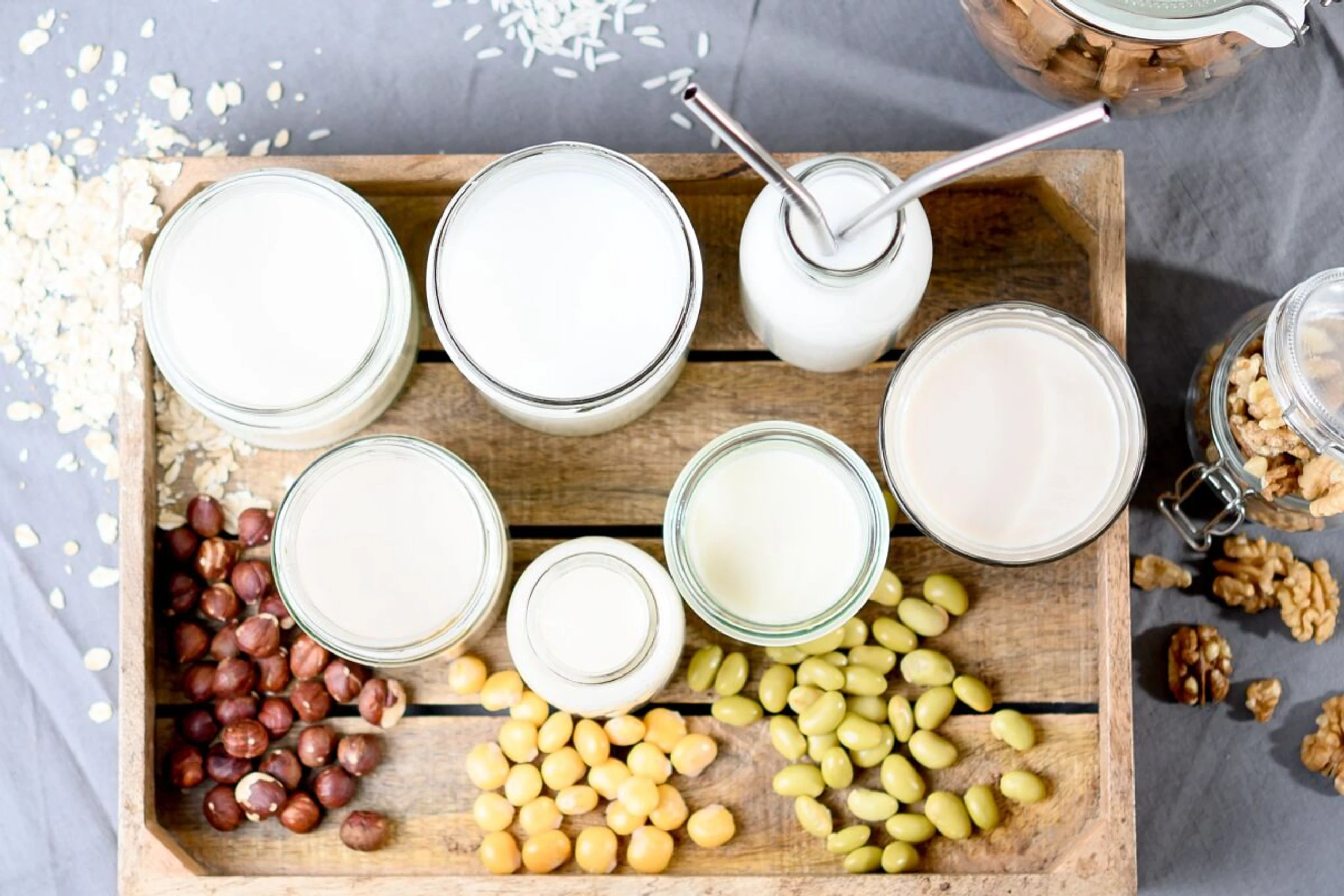 Pflanzendrinks haben ein anderes Nährstoffprofil als Kuhmilch