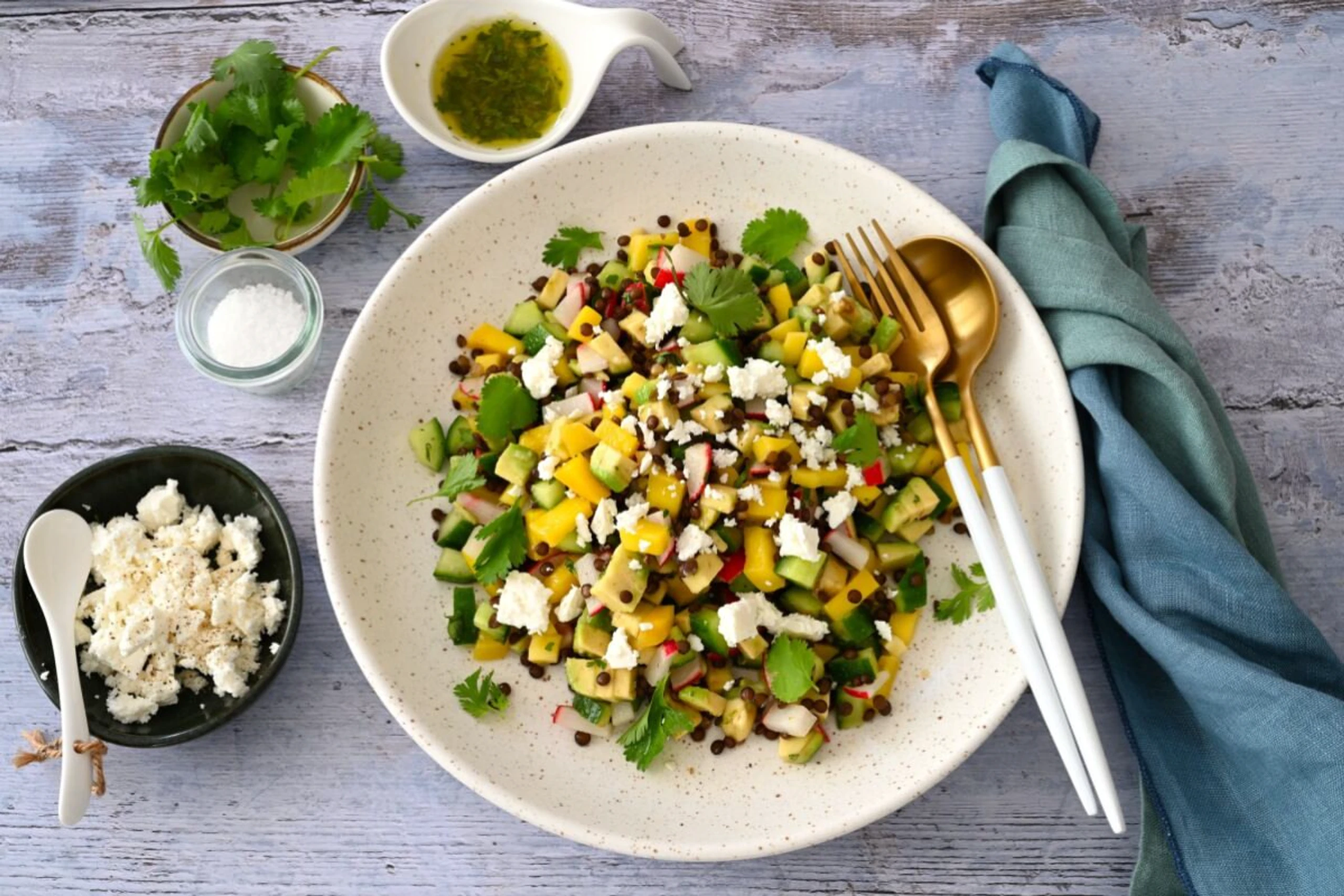 Weiche Mango und Avocado treffen auf knackige Radieschen und Gurken