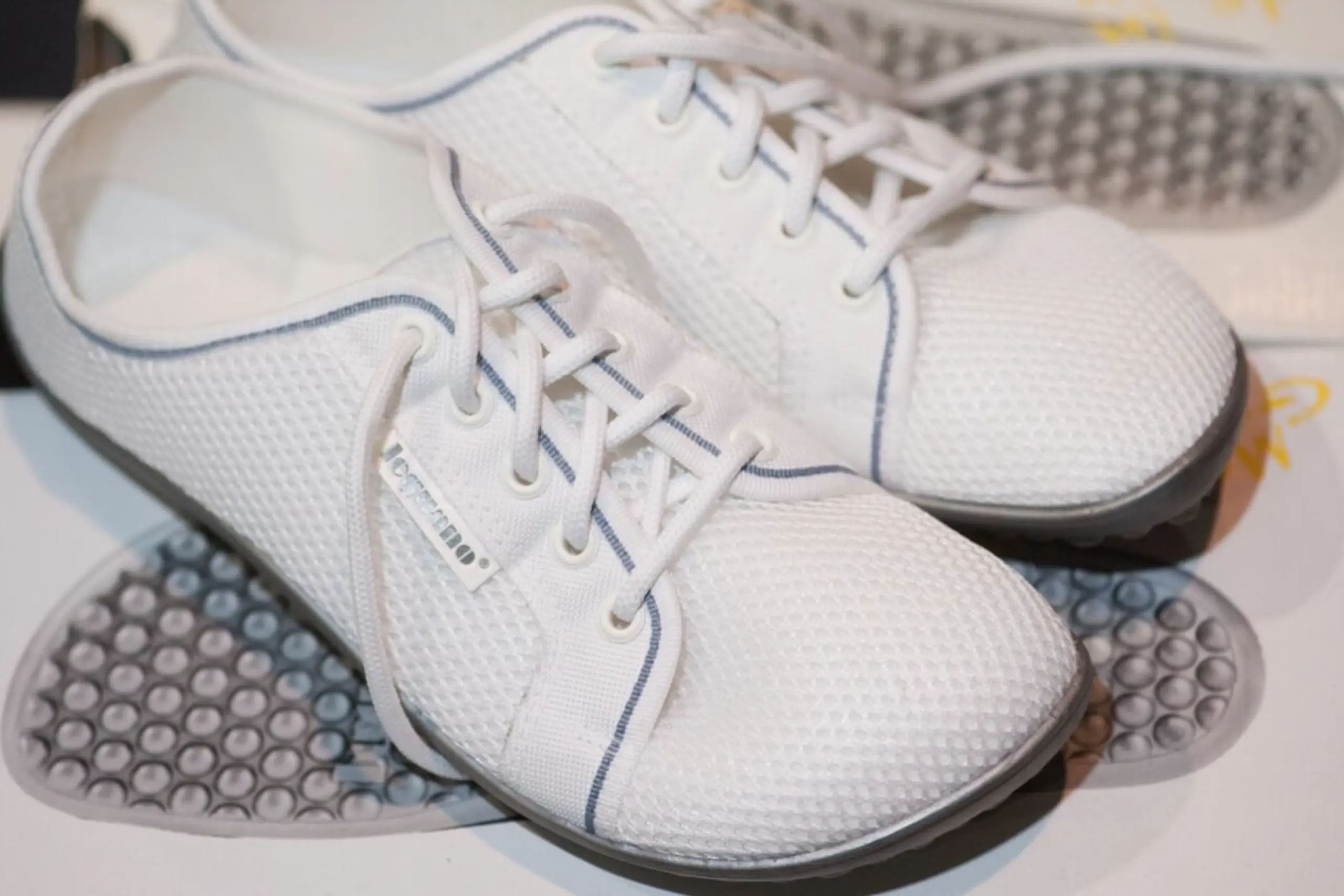 Typisch für diese Art von Schuhen ist eine dünne und flexible Sohle